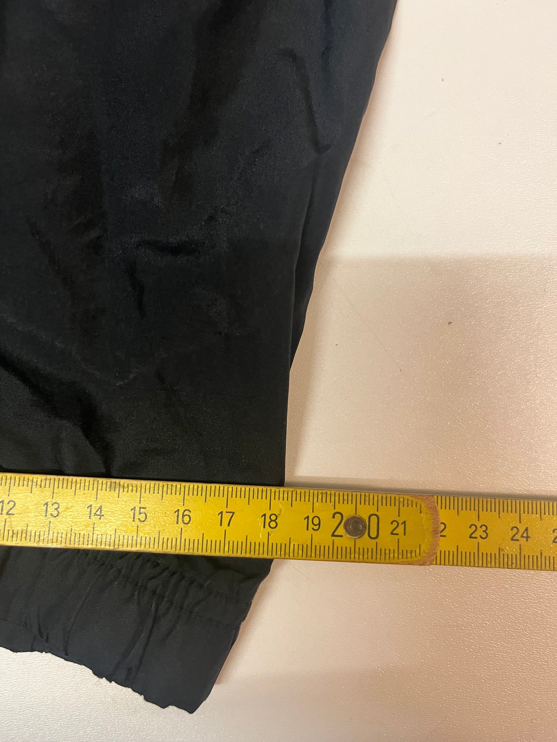 Entdecke unsere Vintage Track Pants von Nike und anderen Marken, erhältlich bei Valuxery.de - Dein Shop für trendige Vintage - Kleidung. Unsere Track Pants sind aus hochwertigen Materialien und