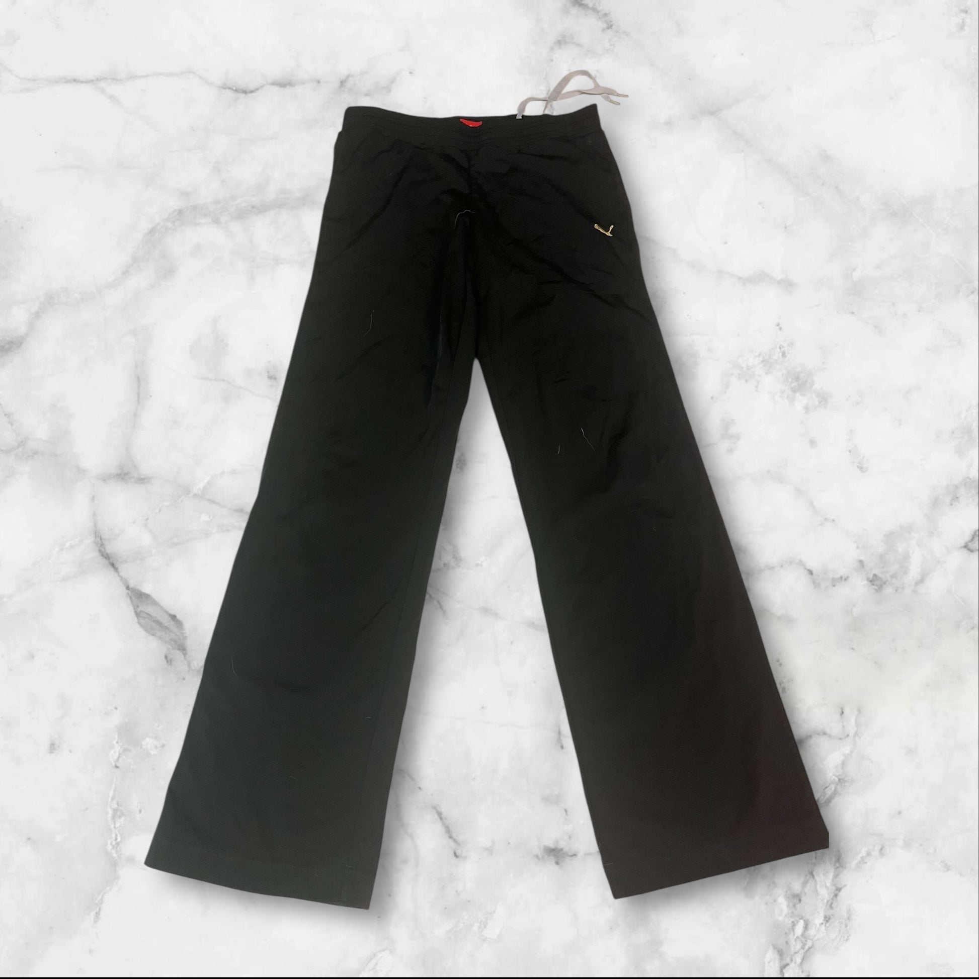 Entdecke unsere Vintage Track Pants von Nike und anderen Marken, erhältlich bei Valuxery.de - Dein Shop für trendige Vintage - Kleidung. Unsere Track Pants sind aus hochwertigen Materialien und