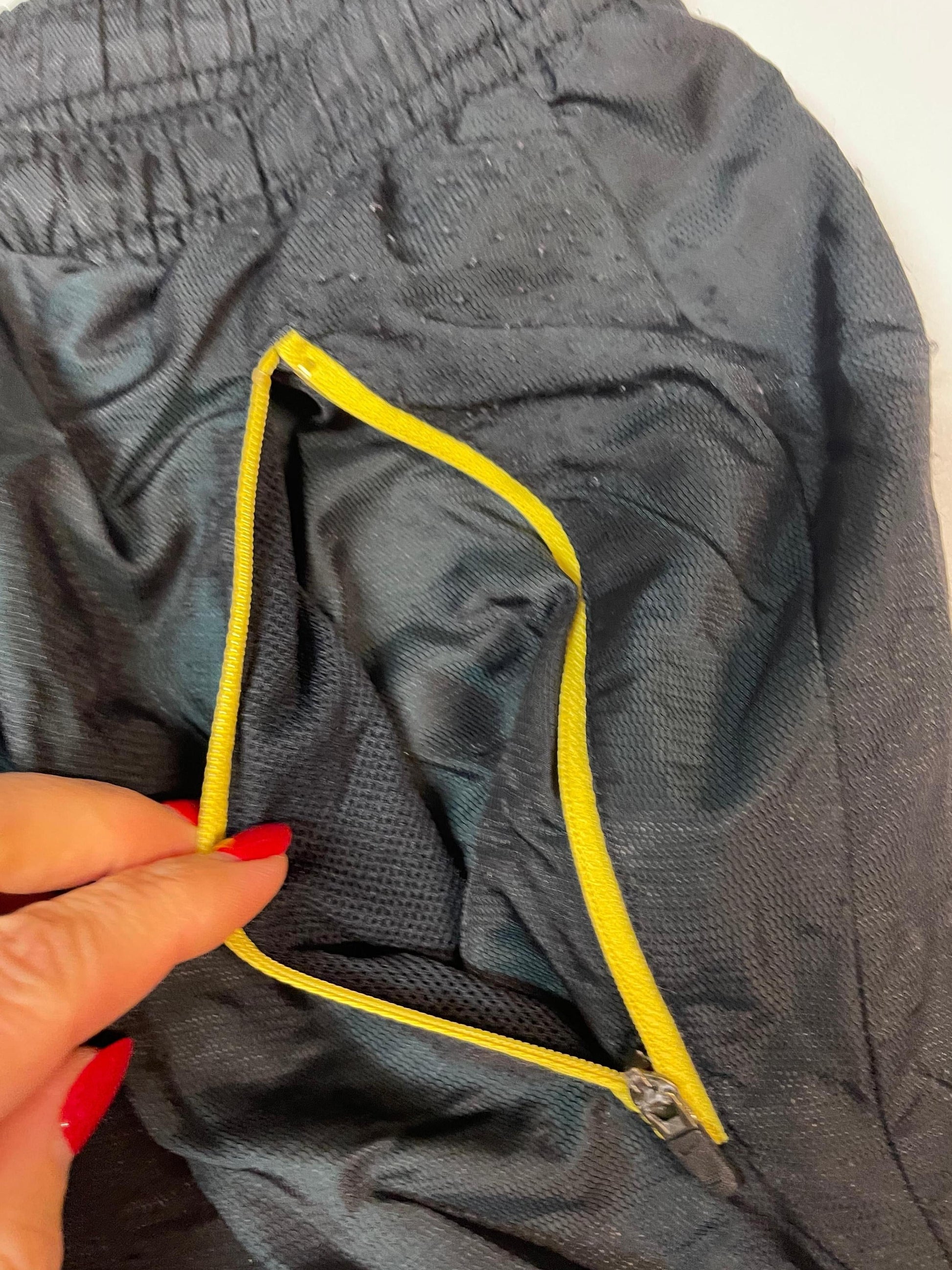 Entdecke unsere Vintage Track Pants von Nike und anderen Marken, erhältlich bei Valuxery.de - Dein Shop für trendige Vintage - Kleidung. Unsere Track Pants sind aus hochwertigen Materialien und