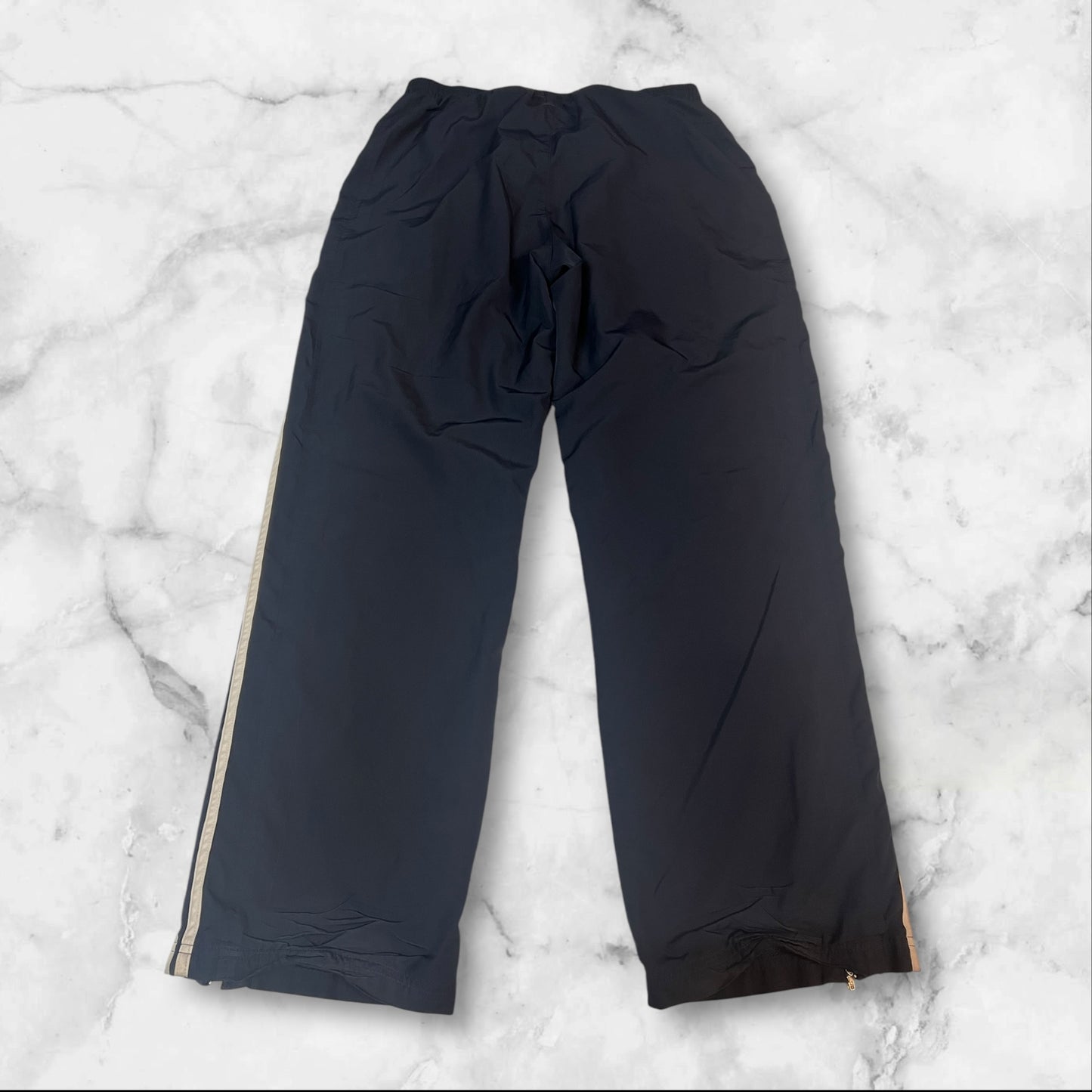 Entdecke unsere Vintage Track Pants von Nike und anderen Marken, erhältlich bei Valuxery.de - Dein Shop für trendige Vintage - Kleidung. Unsere Track Pants sind aus hochwertigen Materialien und