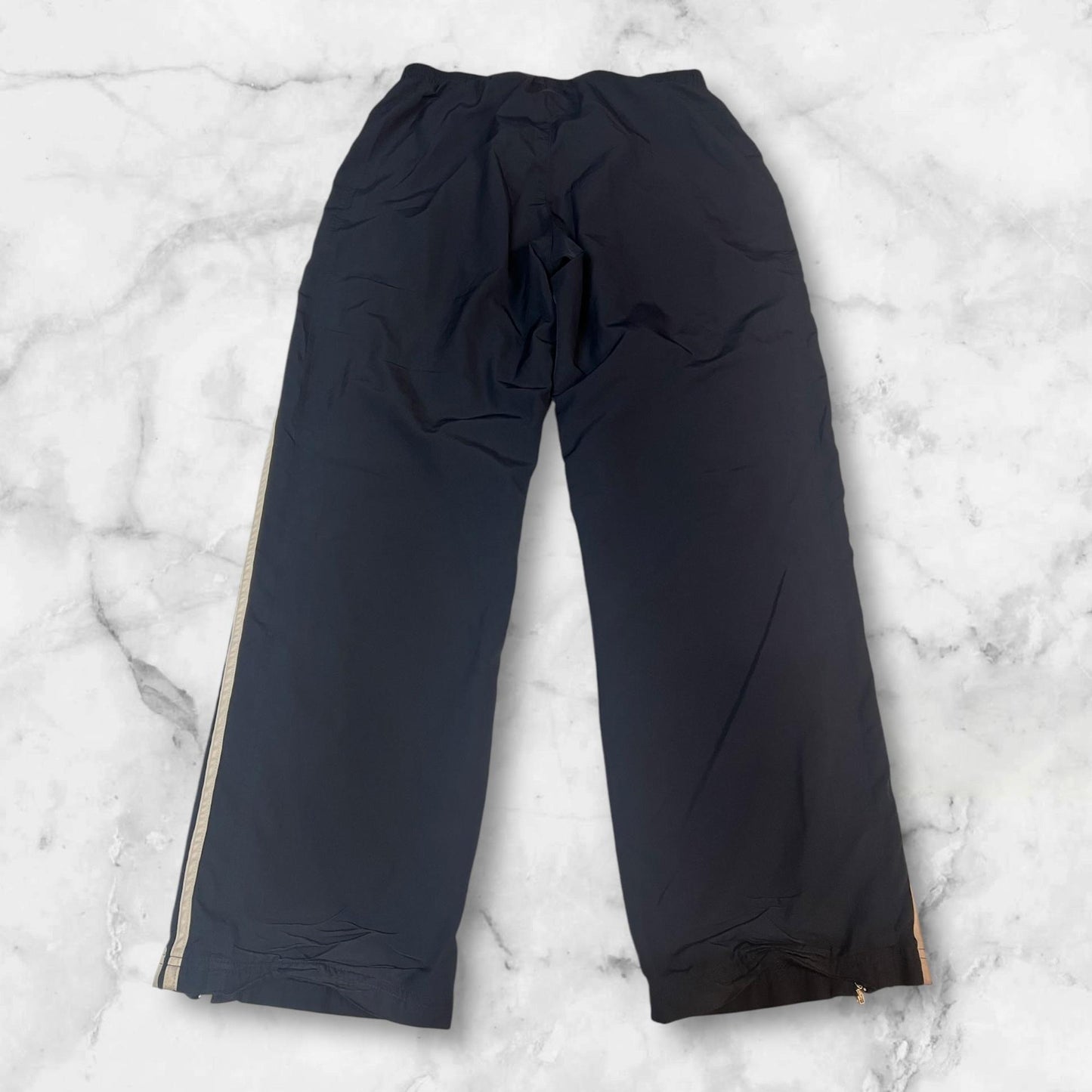 Entdecke unsere Vintage Track Pants von Nike und anderen Marken, erhältlich bei Valuxery.de - Dein Shop für trendige Vintage - Kleidung. Unsere Track Pants sind aus hochwertigen Materialien und