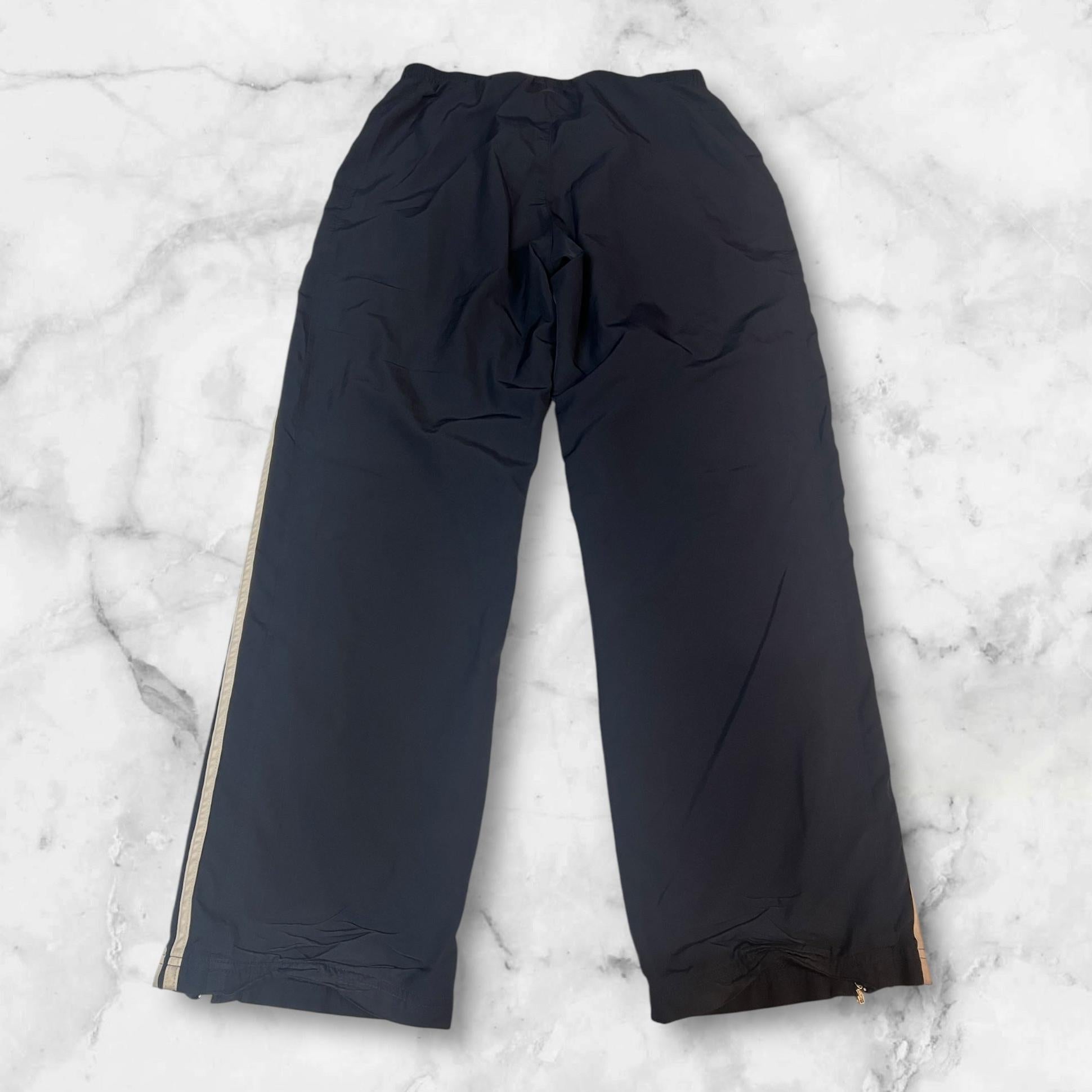 Entdecke unsere Vintage Track Pants von Nike und anderen Marken, erhältlich bei Valuxery.de - Dein Shop für trendige Vintage - Kleidung. Unsere Track Pants sind aus hochwertigen Materialien und