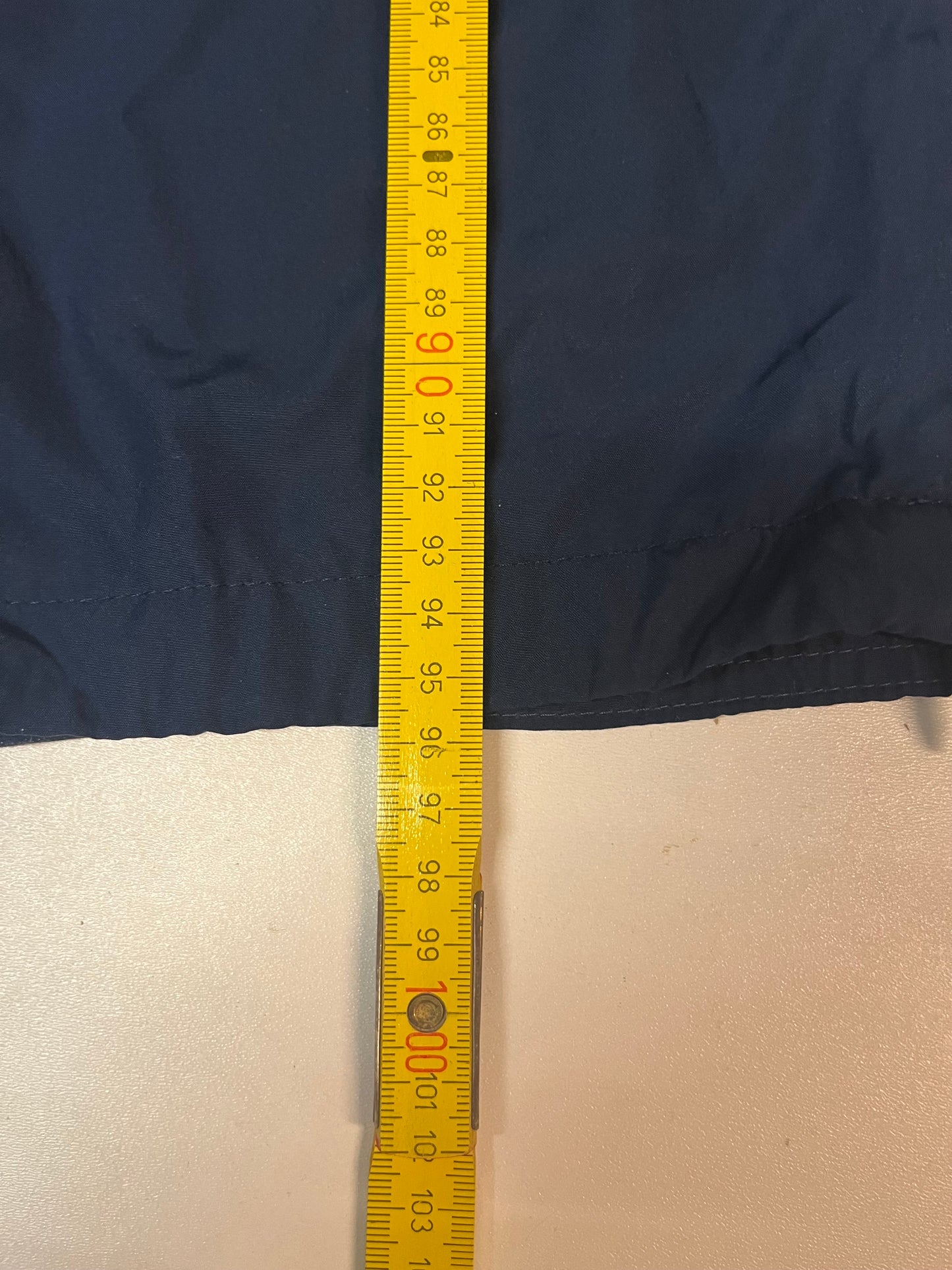 Entdecke unsere Vintage Track Pants von Nike und anderen Marken, erhältlich bei Valuxery.de - Dein Shop für trendige Vintage - Kleidung. Unsere Track Pants sind aus hochwertigen Materialien und