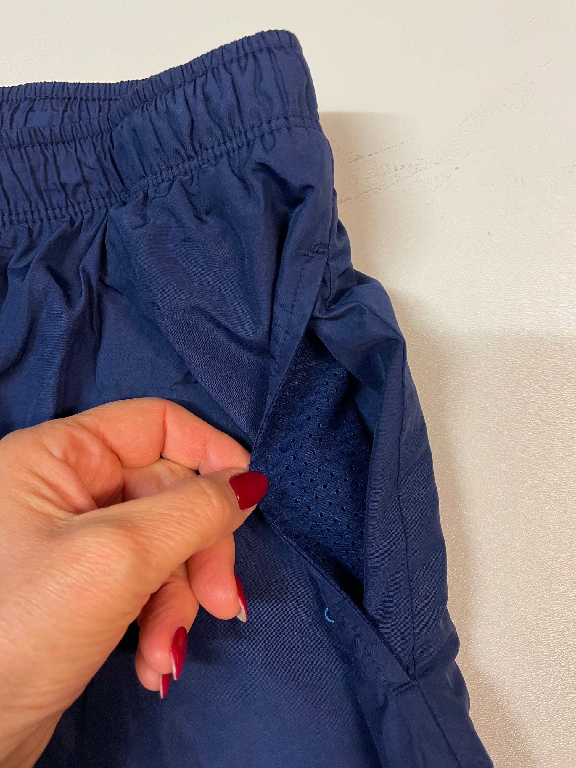 Entdecke unsere Vintage Track Pants von Nike und anderen Marken, erhältlich bei Valuxery.de - Dein Shop für trendige Vintage - Kleidung. Unsere Track Pants sind aus hochwertigen Materialien und