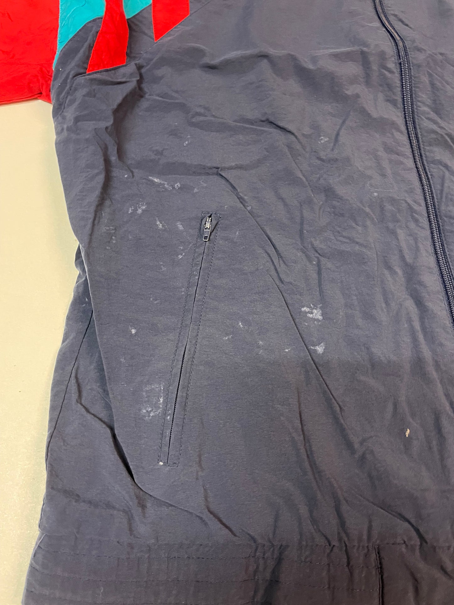 Entdecke unsere Vintage Track Pants von Nike und anderen Marken, erhältlich bei Valuxery.de - Dein Shop für trendige Vintage - Kleidung. Unsere Track Pants sind aus hochwertigen Materialien und