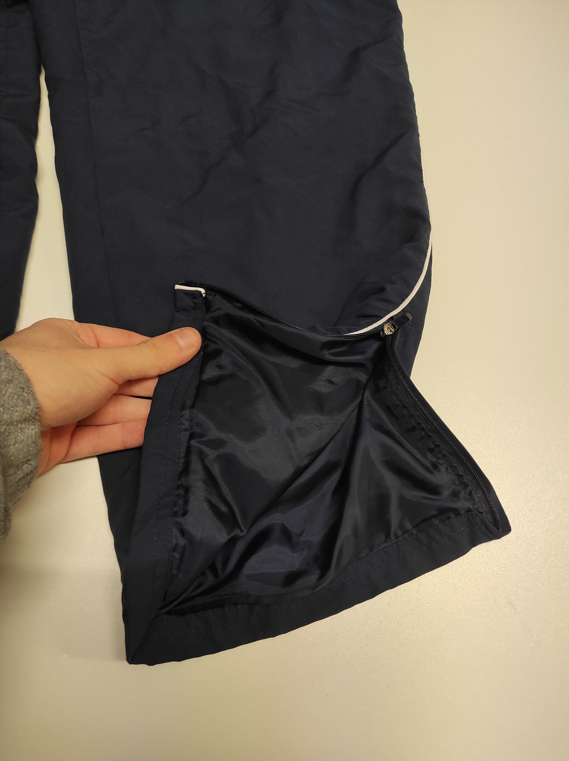 Entdecke unsere Vintage Track Pants von Nike und anderen Marken, erhältlich bei Valuxery.de - Dein Shop für trendige Vintage - Kleidung. Unsere Track Pants sind aus hochwertigen Materialien und