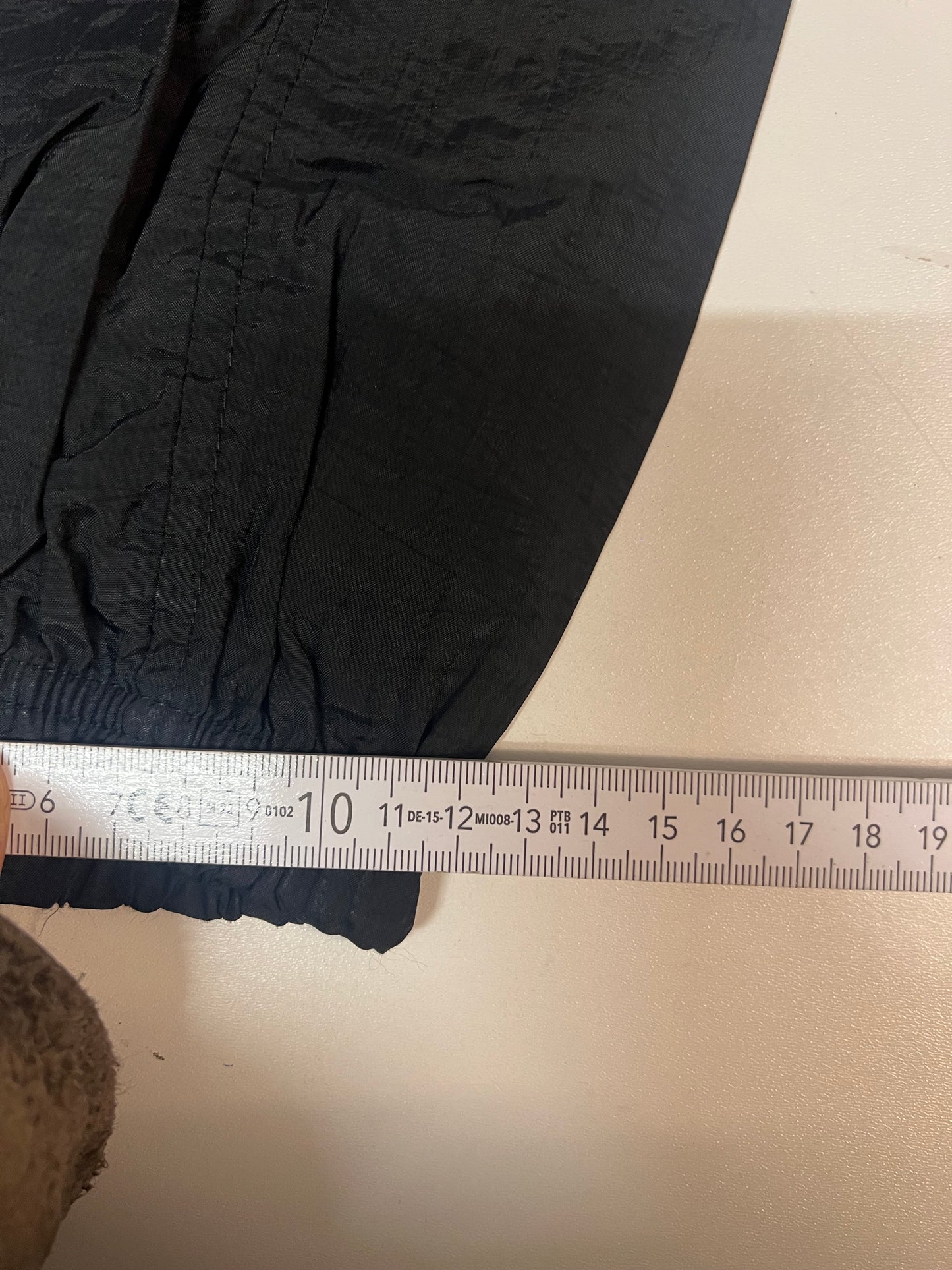 Entdecke unsere Vintage Track Pants von Nike und anderen Marken, erhältlich bei Valuxery.de - Dein Shop für trendige Vintage - Kleidung. Unsere Track Pants sind aus hochwertigen Materialien und