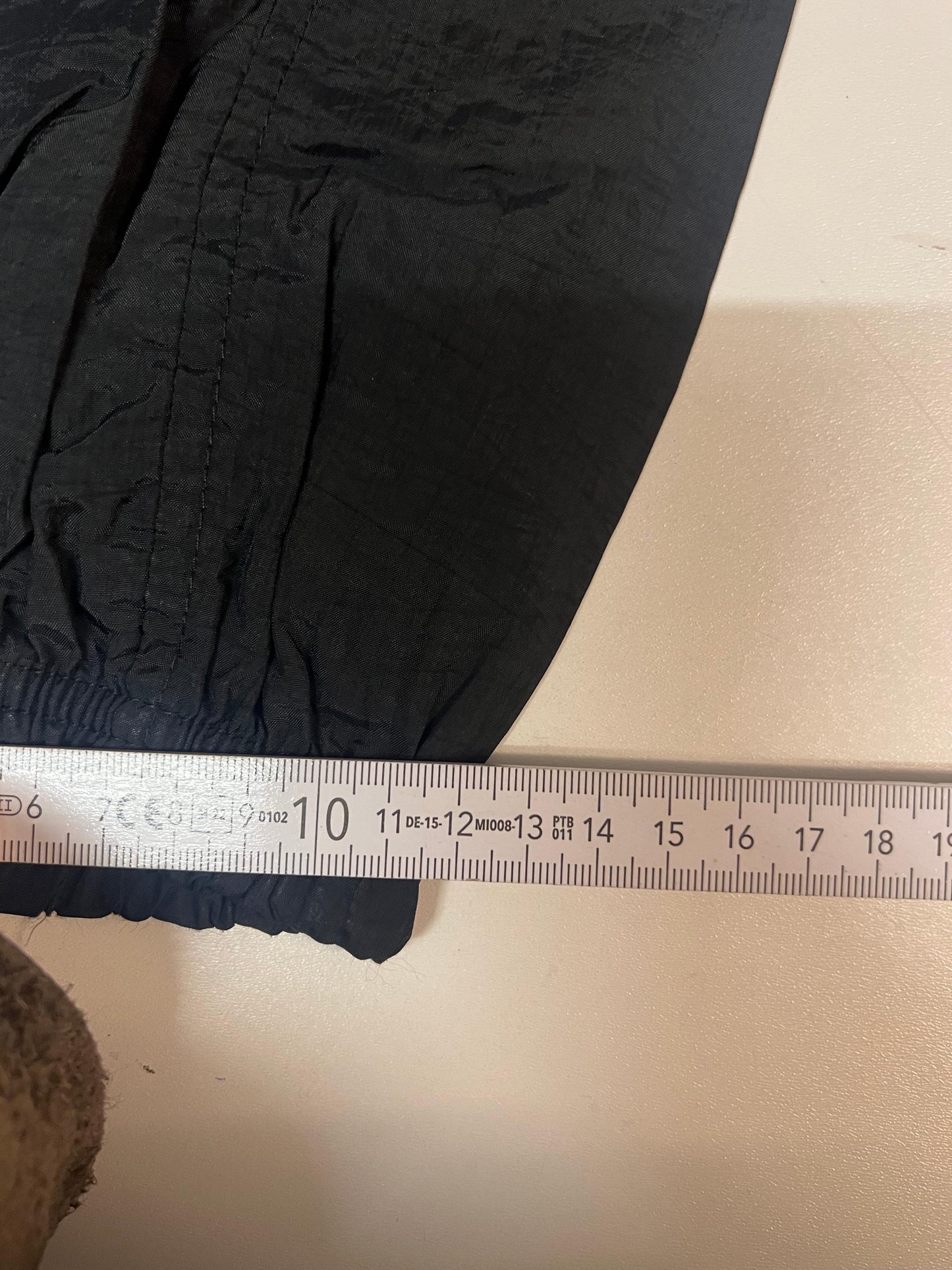 Entdecke unsere Vintage Track Pants von Nike und anderen Marken, erhältlich bei Valuxery.de - Dein Shop für trendige Vintage - Kleidung. Unsere Track Pants sind aus hochwertigen Materialien und