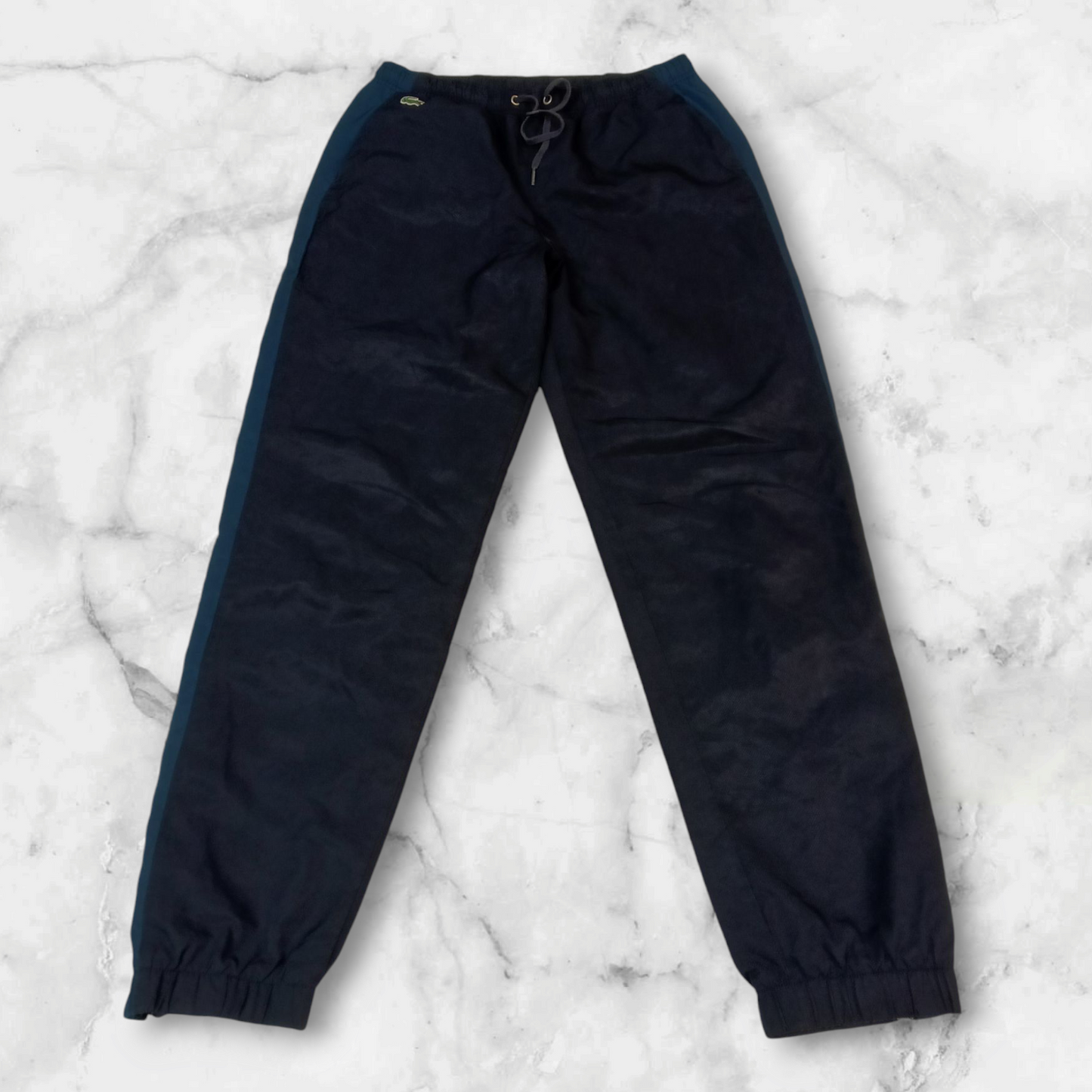 Entdecke unsere Vintage Track Pants von Nike und anderen Marken, erhältlich bei Valuxery.de - Dein Shop für trendige Vintage - Kleidung. Unsere Track Pants sind aus hochwertigen Materialien und