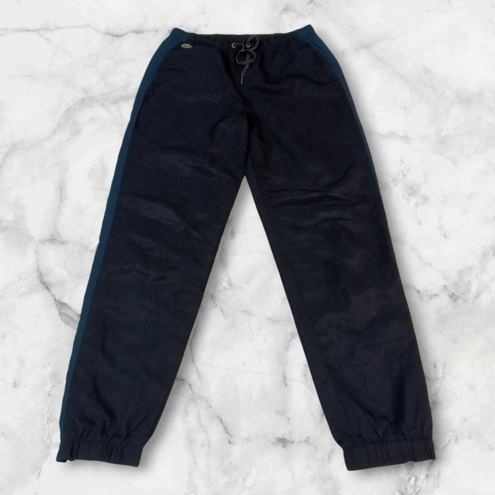 Entdecke unsere Vintage Track Pants von Nike und anderen Marken, erhältlich bei Valuxery.de - Dein Shop für trendige Vintage - Kleidung. Unsere Track Pants sind aus hochwertigen Materialien und