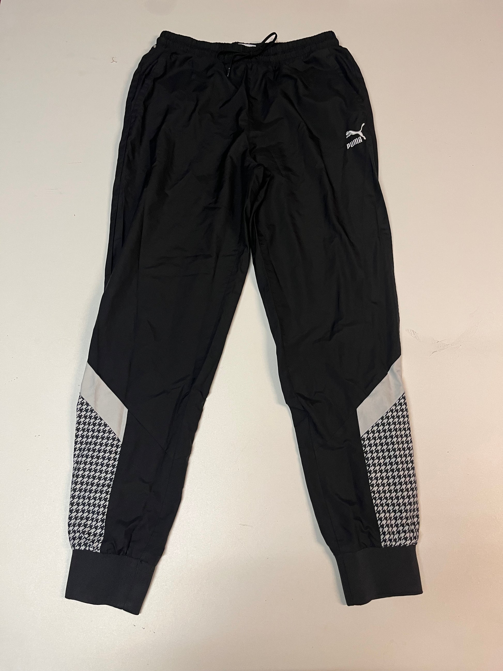 Entdecke unsere Vintage Track Pants von Nike und anderen Marken, erhältlich bei Valuxery.de - Dein Shop für trendige Vintage - Kleidung. Unsere Track Pants sind aus hochwertigen Materialien und