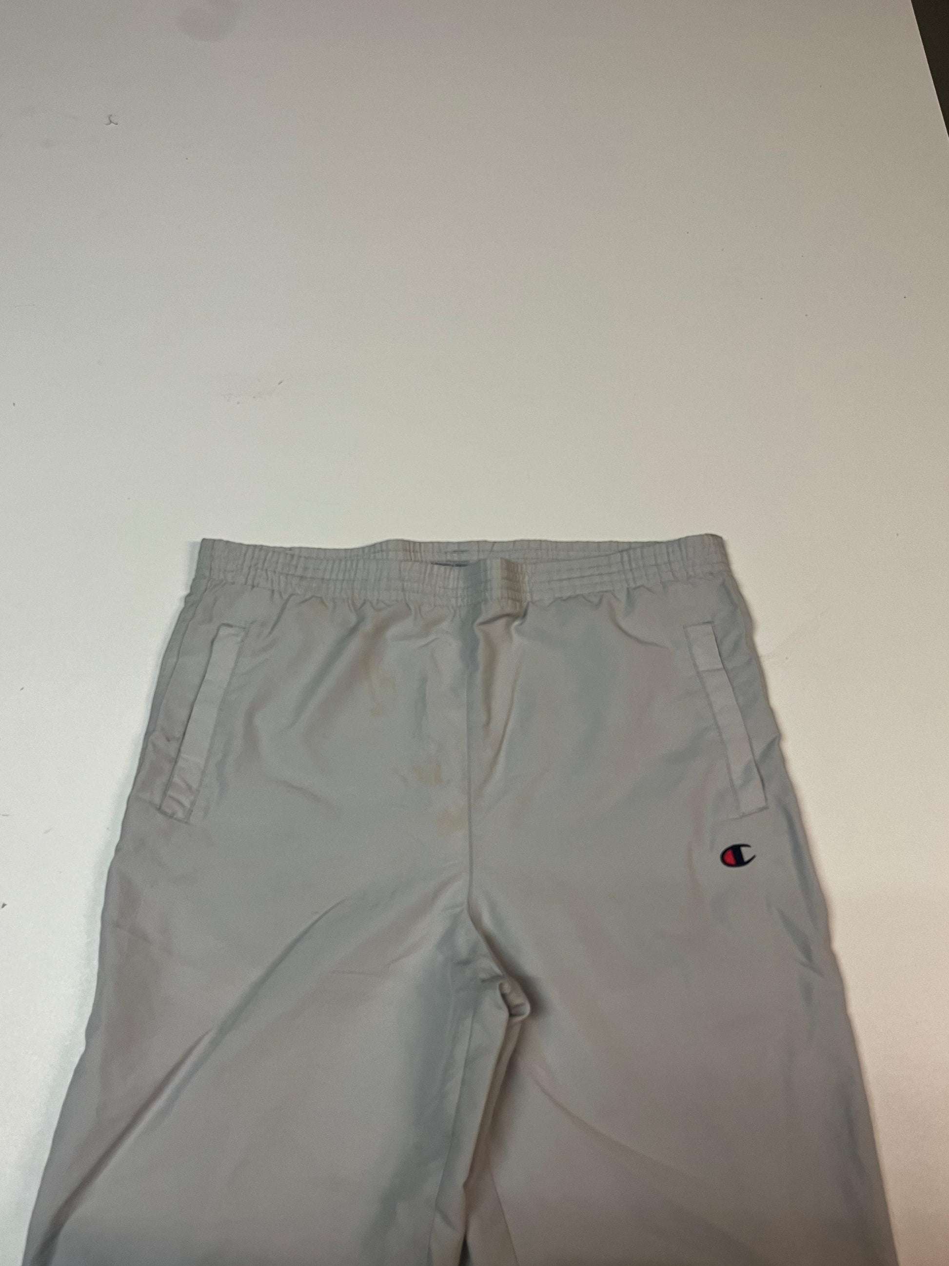 Entdecke unsere Vintage Track Pants von Nike und anderen Marken, erhältlich bei Valuxery.de - Dein Shop für trendige Vintage - Kleidung. Unsere Track Pants sind aus hochwertigen Materialien und