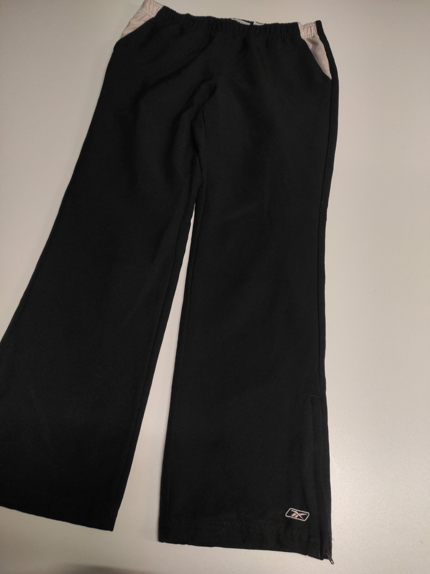 Entdecke unsere Vintage Track Pants von Nike und anderen Marken, erhältlich bei Valuxery.de - Dein Shop für trendige Vintage - Kleidung. Unsere Track Pants sind aus hochwertigen Materialien und