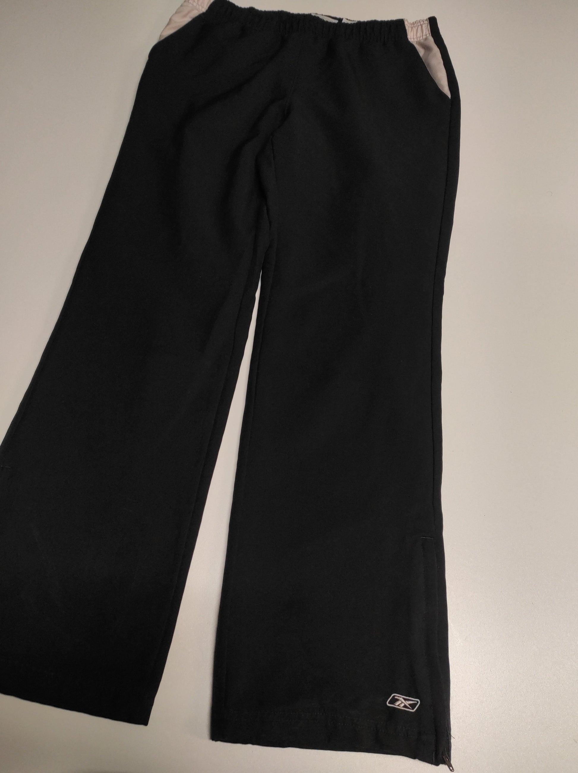 Entdecke unsere Vintage Track Pants von Nike und anderen Marken, erhältlich bei Valuxery.de - Dein Shop für trendige Vintage - Kleidung. Unsere Track Pants sind aus hochwertigen Materialien und