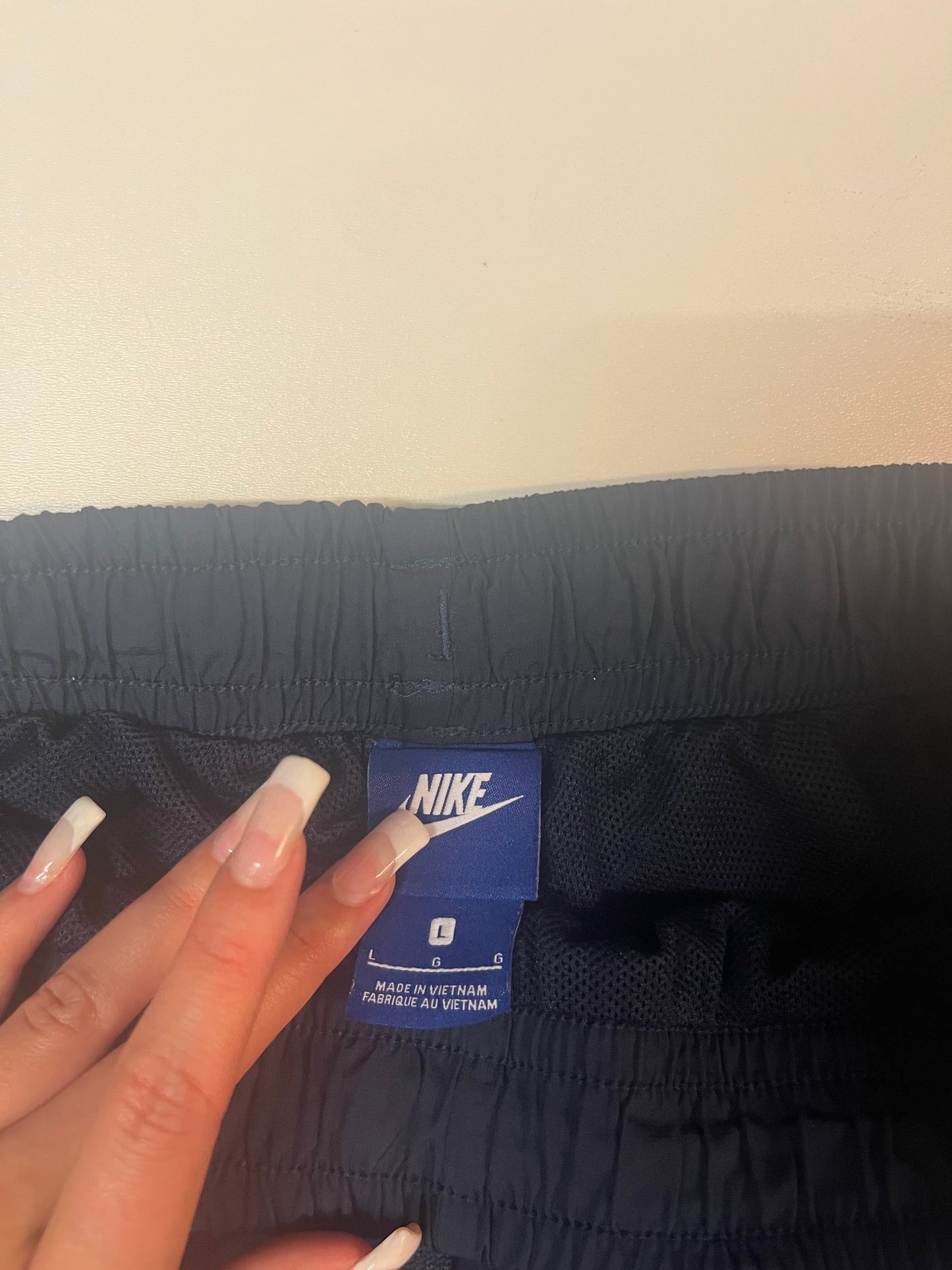 Entdecke unsere Vintage Track Pants von Nike und anderen Marken, erhältlich bei Valuxery.de - Dein Shop für trendige Vintage - Kleidung. Unsere Track Pants sind aus hochwertigen Materialien und