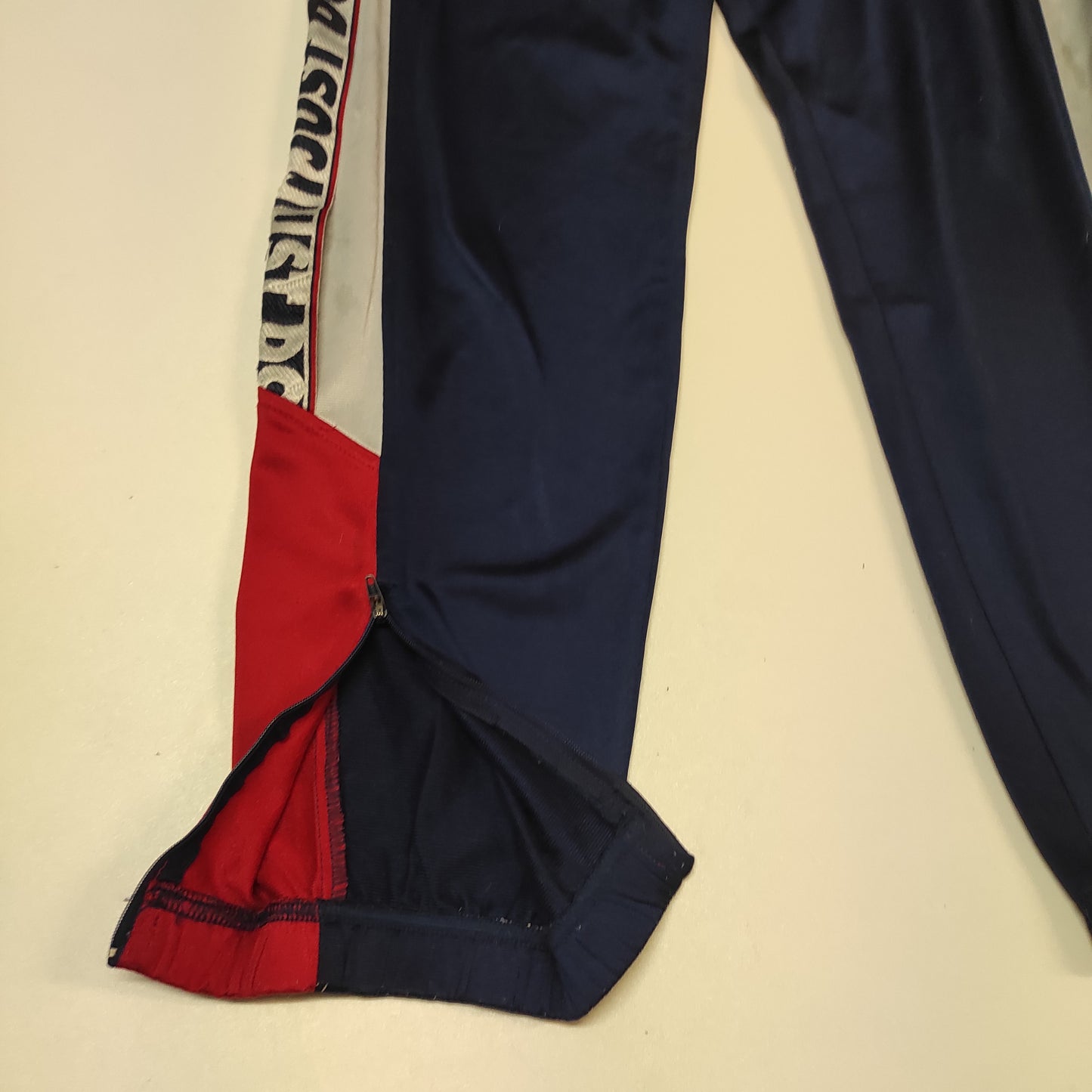 Entdecke unsere Vintage Track Pants von Nike und anderen Marken, erhältlich bei Valuxery.de - Dein Shop für trendige Vintage - Kleidung. Unsere Track Pants sind aus hochwertigen Materialien und