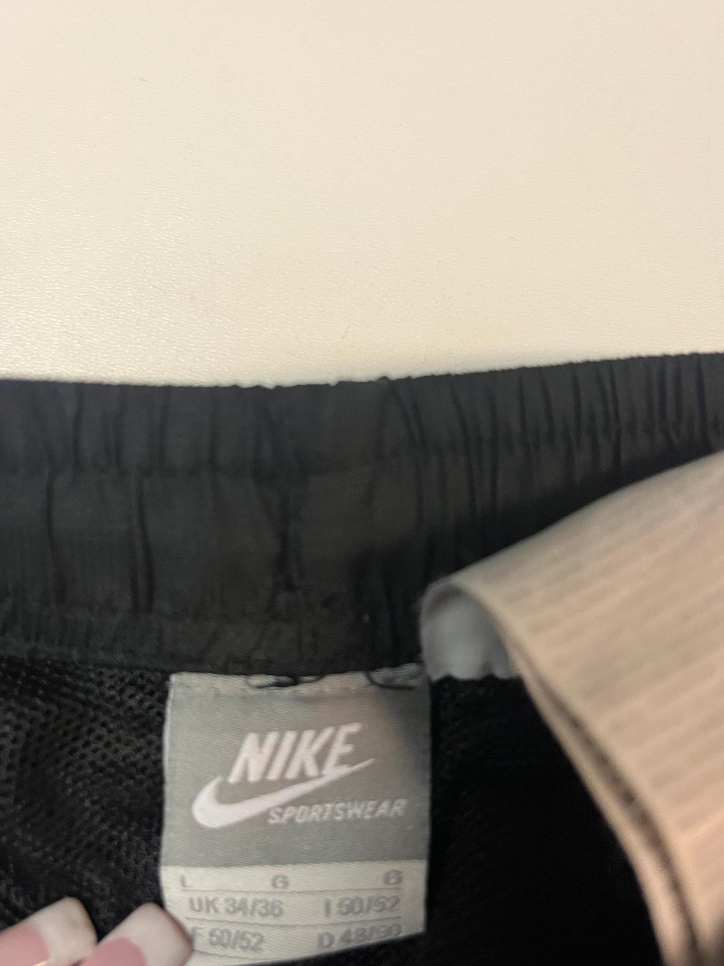 Entdecke unsere Vintage Track Pants von Nike und anderen Marken, erhältlich bei Valuxery.de - Dein Shop für trendige Vintage - Kleidung. Unsere Track Pants sind aus hochwertigen Materialien und