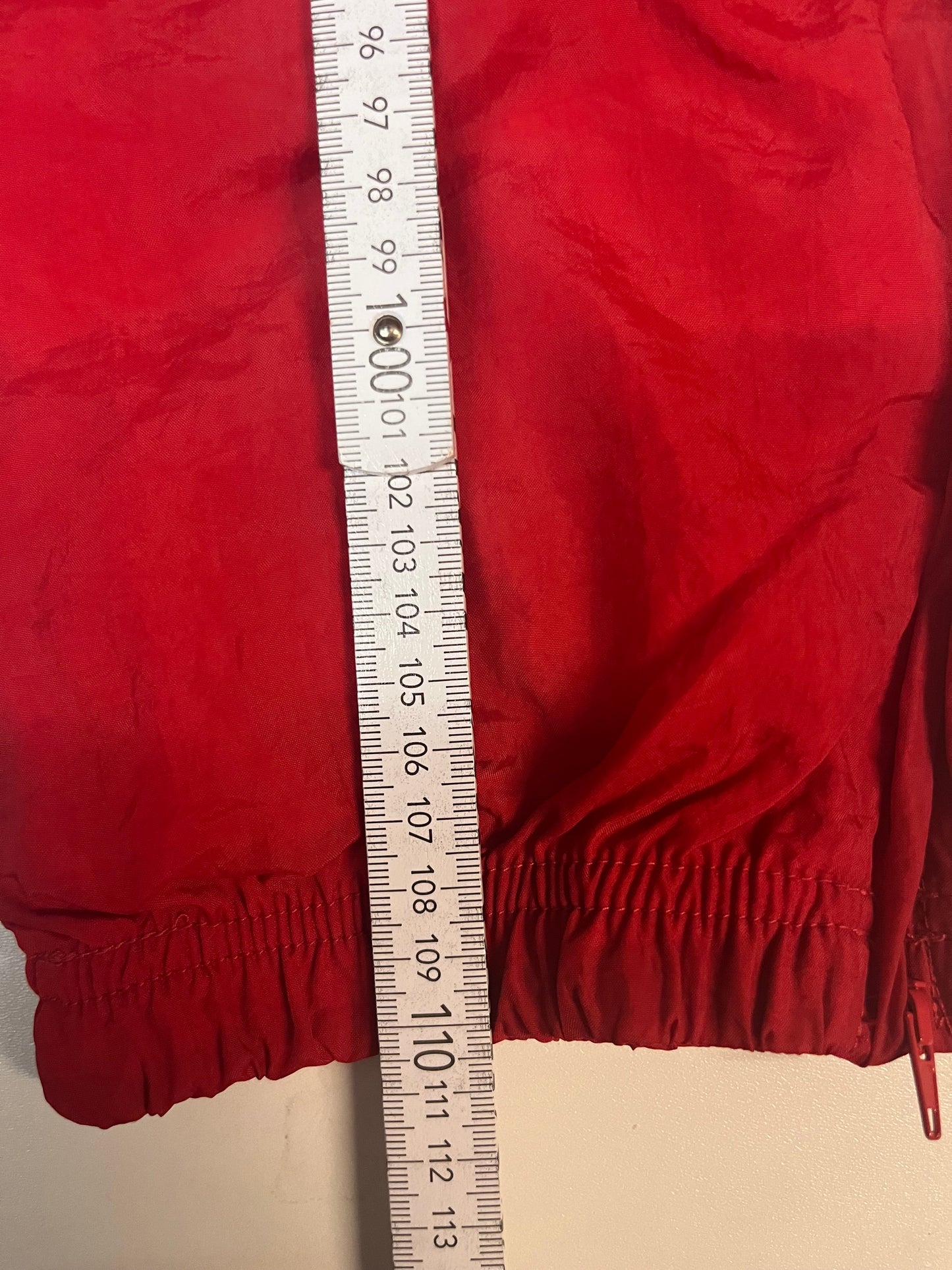 Entdecke unsere Vintage Track Pants von Nike und anderen Marken, erhältlich bei Valuxery.de - Dein Shop für trendige Vintage - Kleidung. Unsere Track Pants sind aus hochwertigen Materialien und