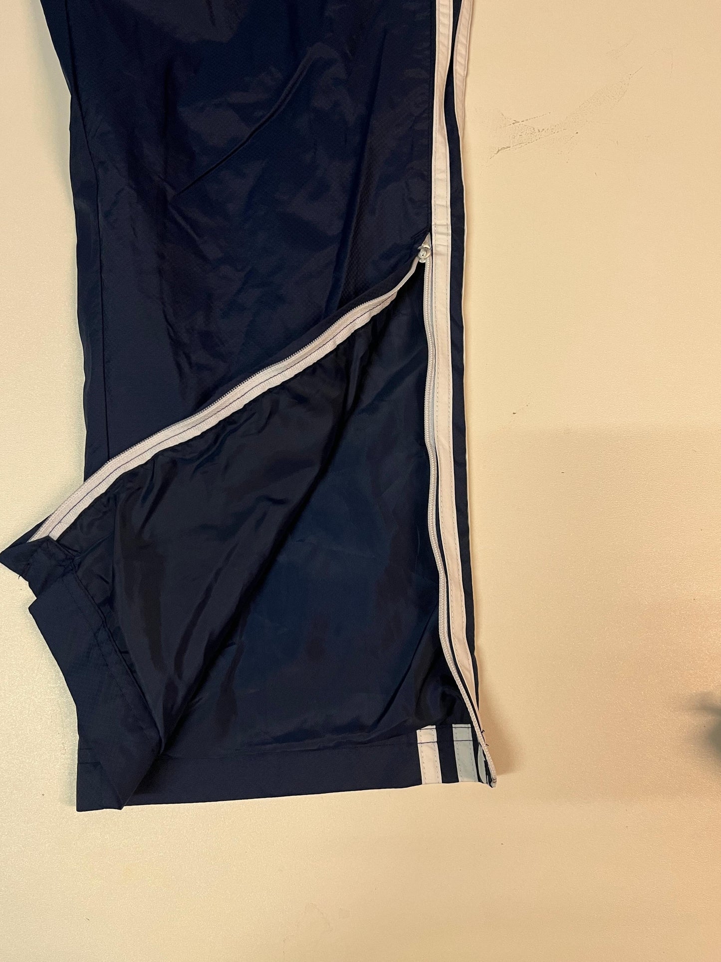 Entdecke unsere Vintage Track Pants von Nike und anderen Marken, erhältlich bei Valuxery.de - Dein Shop für trendige Vintage - Kleidung. Unsere Track Pants sind aus hochwertigen Materialien und