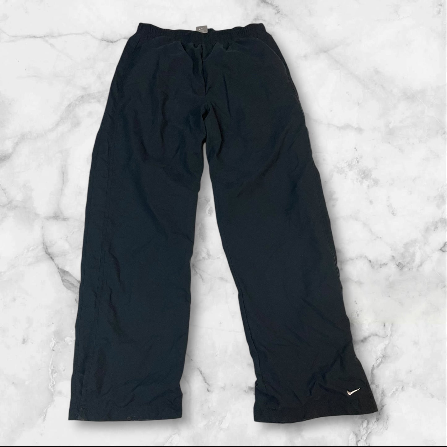 Entdecke unsere Vintage Track Pants von Nike und anderen Marken, erhältlich bei Valuxery.de - Dein Shop für trendige Vintage - Kleidung. Unsere Track Pants sind aus hochwertigen Materialien und