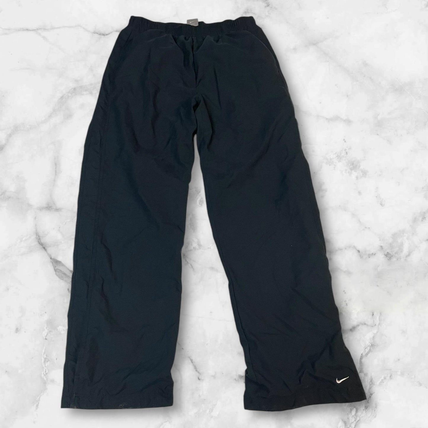 Entdecke unsere Vintage Track Pants von Nike und anderen Marken, erhältlich bei Valuxery.de - Dein Shop für trendige Vintage - Kleidung. Unsere Track Pants sind aus hochwertigen Materialien und