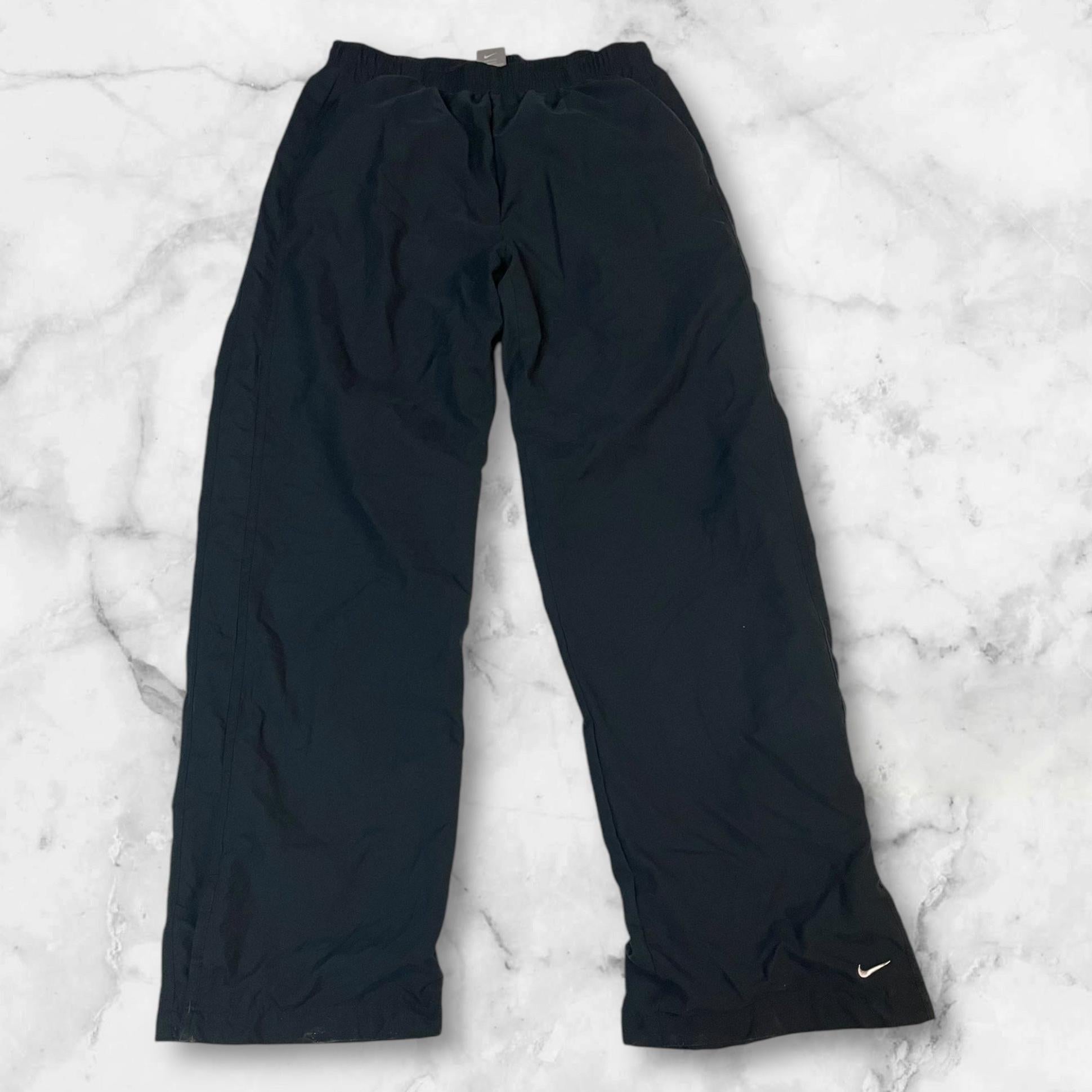 Entdecke unsere Vintage Track Pants von Nike und anderen Marken, erhältlich bei Valuxery.de - Dein Shop für trendige Vintage - Kleidung. Unsere Track Pants sind aus hochwertigen Materialien und