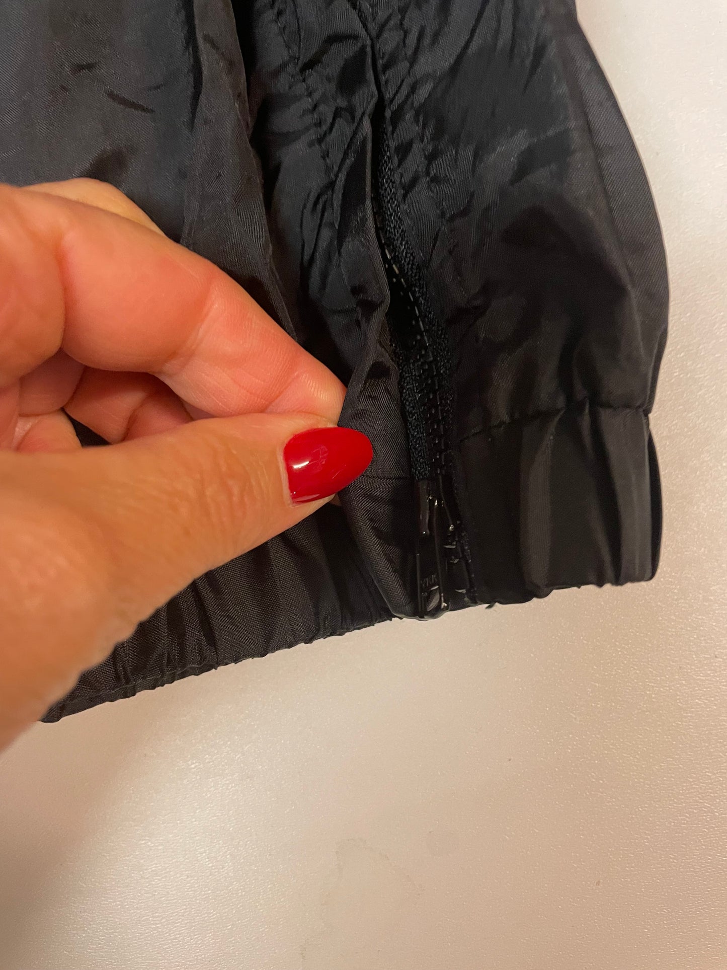 Entdecke unsere Vintage Track Pants von Nike und anderen Marken, erhältlich bei Valuxery.de - Dein Shop für trendige Vintage - Kleidung. Unsere Track Pants sind aus hochwertigen Materialien und