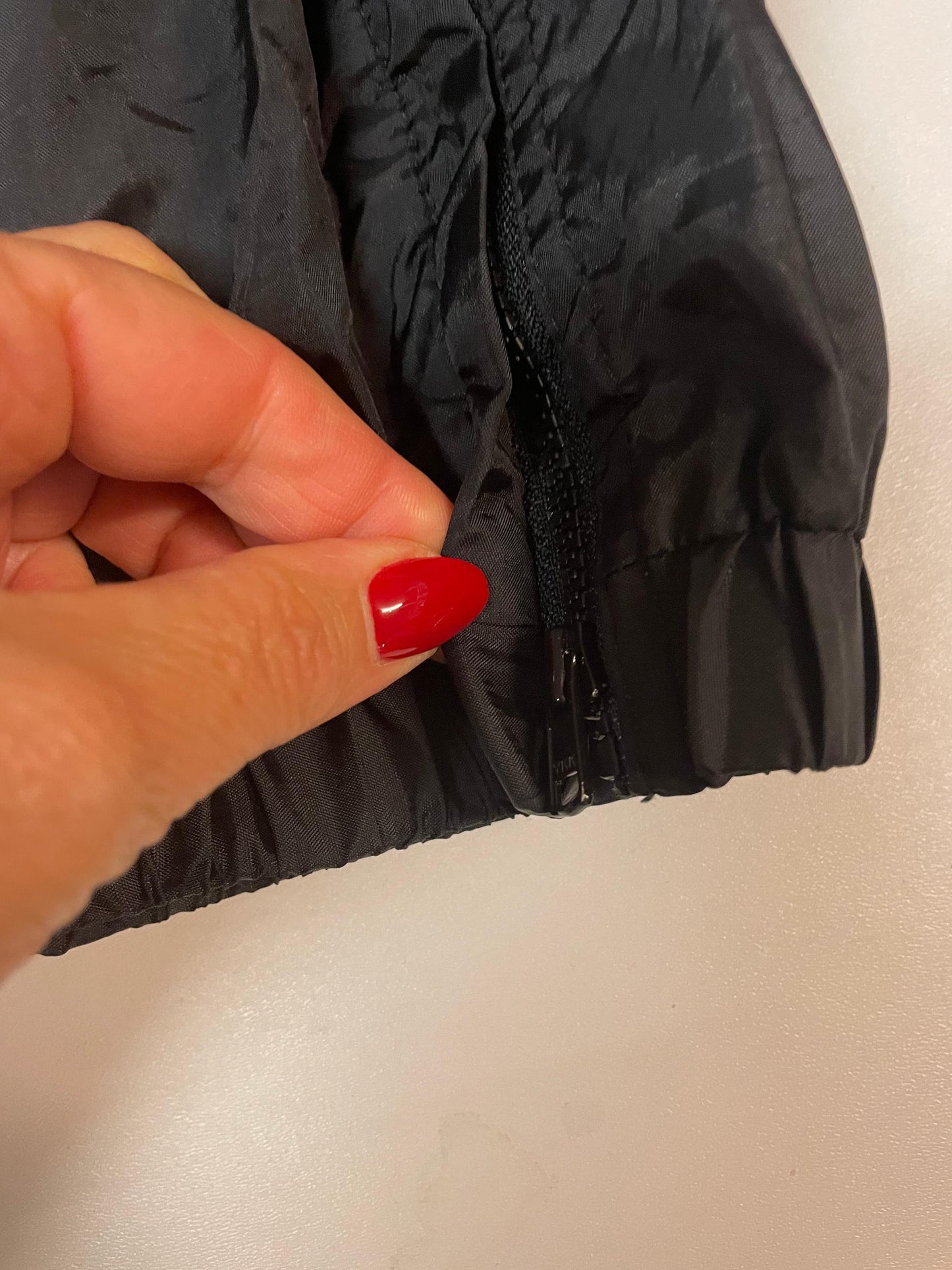 Entdecke unsere Vintage Track Pants von Nike und anderen Marken, erhältlich bei Valuxery.de - Dein Shop für trendige Vintage - Kleidung. Unsere Track Pants sind aus hochwertigen Materialien und