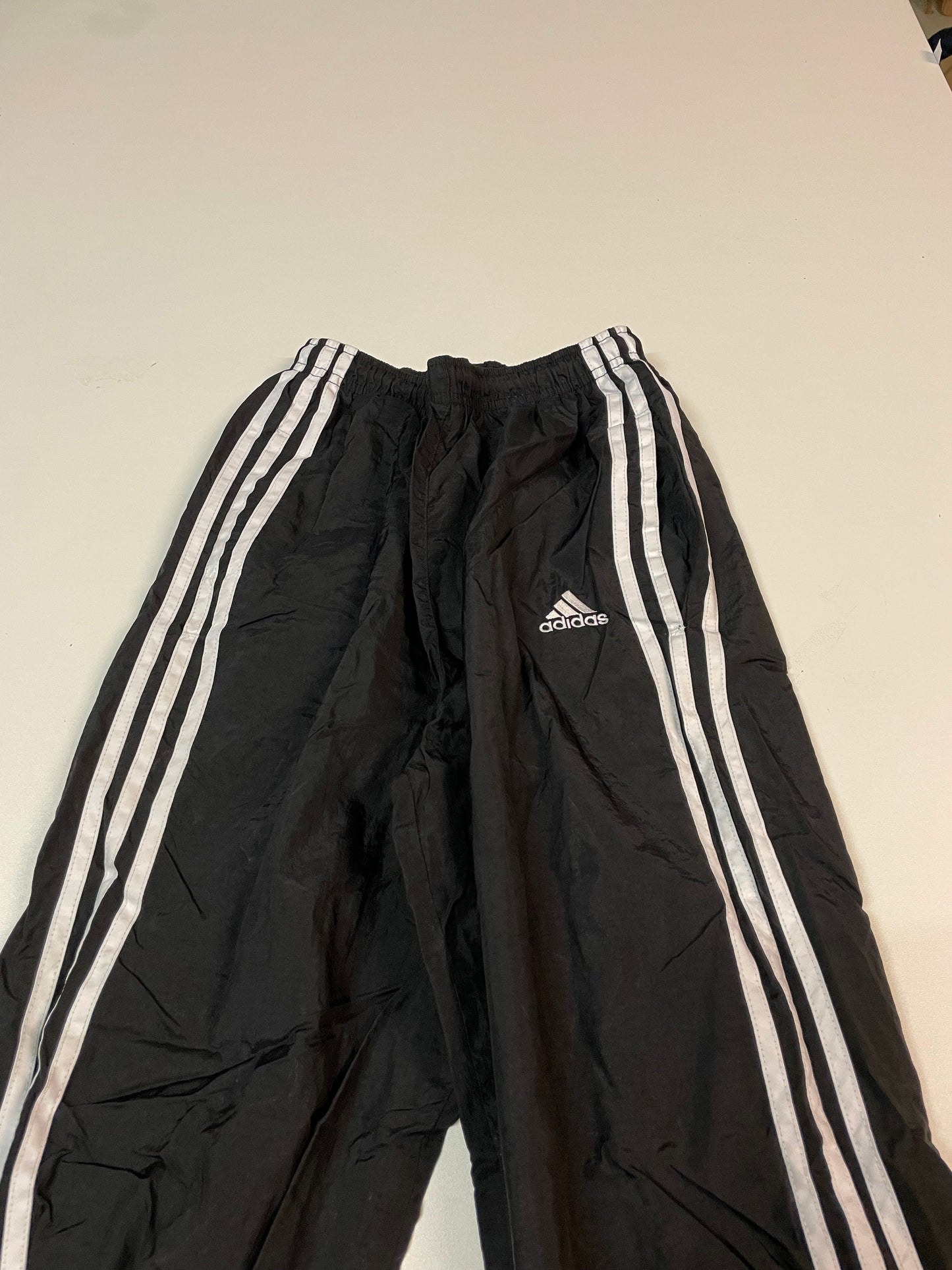 Entdecke unsere Vintage Track Pants von Nike und anderen Marken, erhältlich bei Valuxery.de - Dein Shop für trendige Vintage - Kleidung. Unsere Track Pants sind aus hochwertigen Materialien und