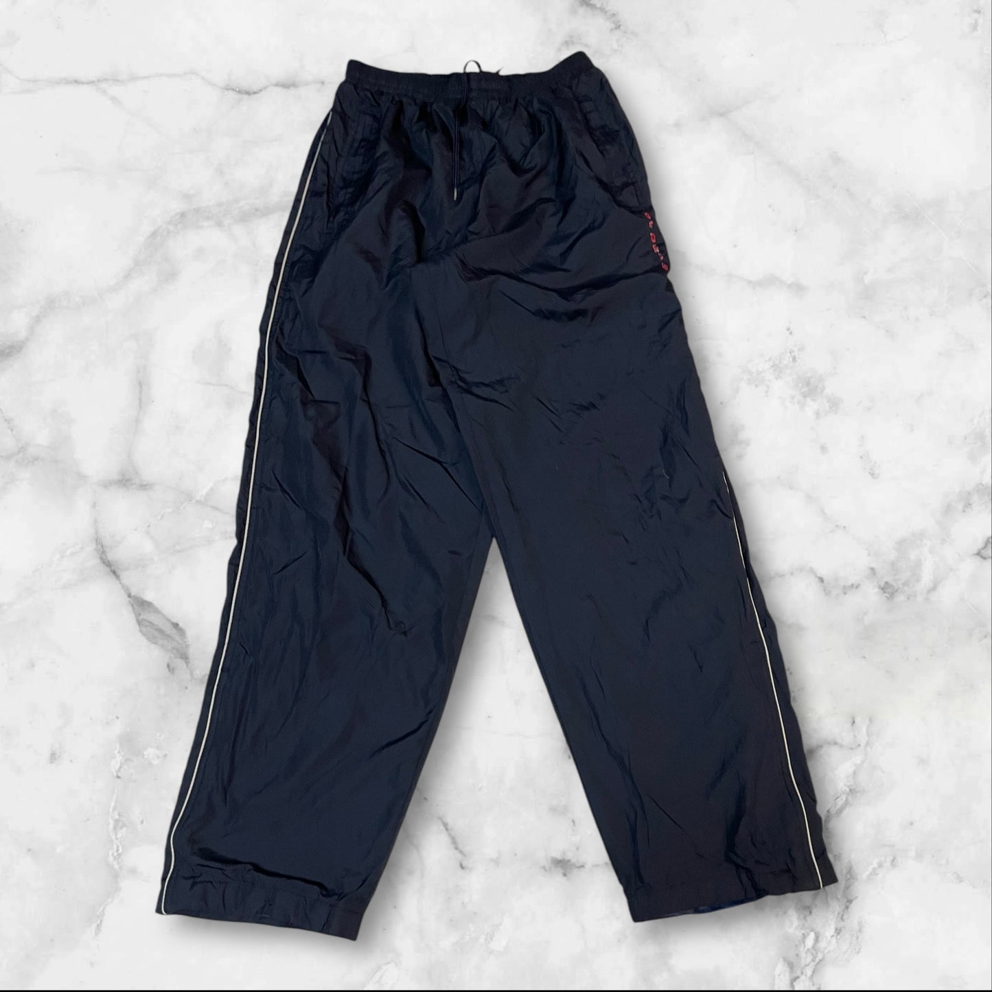 Entdecke unsere Vintage Track Pants von Nike und anderen Marken, erhältlich bei Valuxery.de - Dein Shop für trendige Vintage - Kleidung. Unsere Track Pants sind aus hochwertigen Materialien und