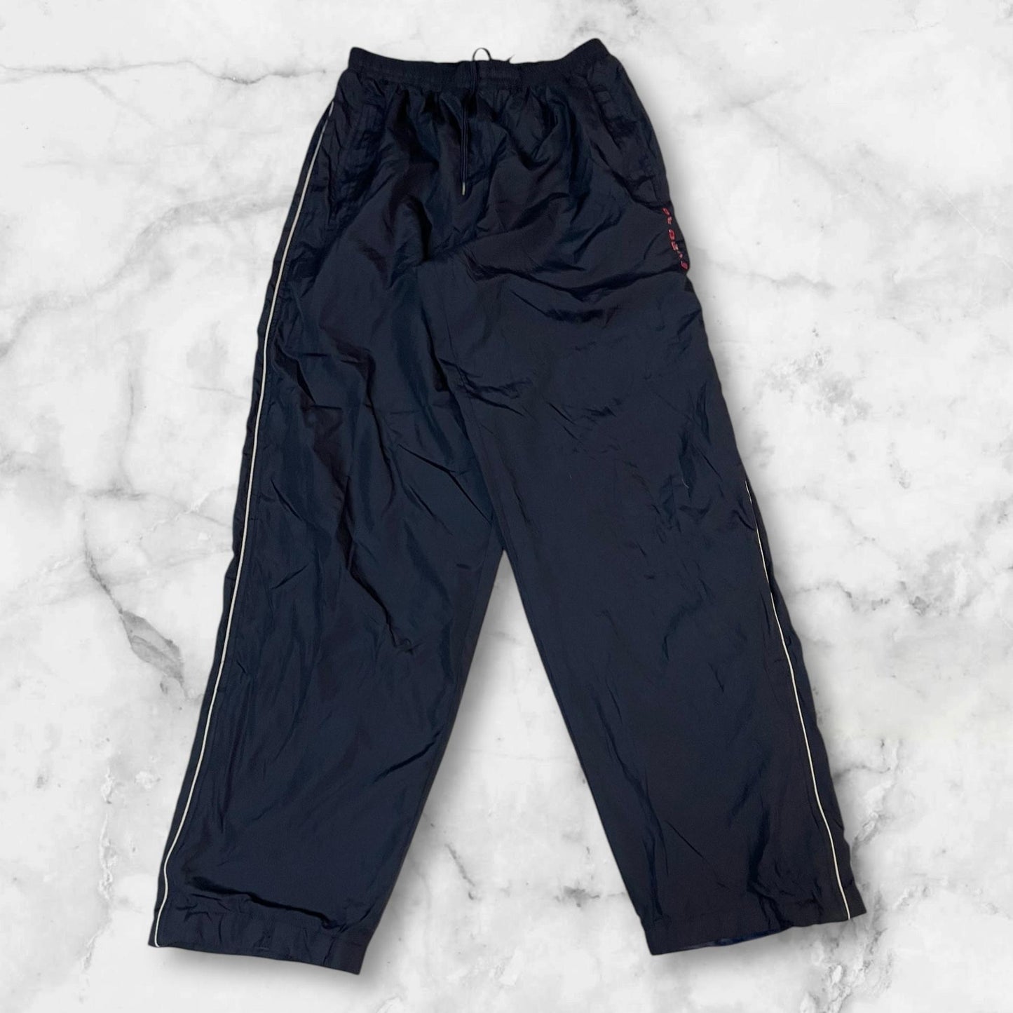 Entdecke unsere Vintage Track Pants von Nike und anderen Marken, erhältlich bei Valuxery.de - Dein Shop für trendige Vintage - Kleidung. Unsere Track Pants sind aus hochwertigen Materialien und