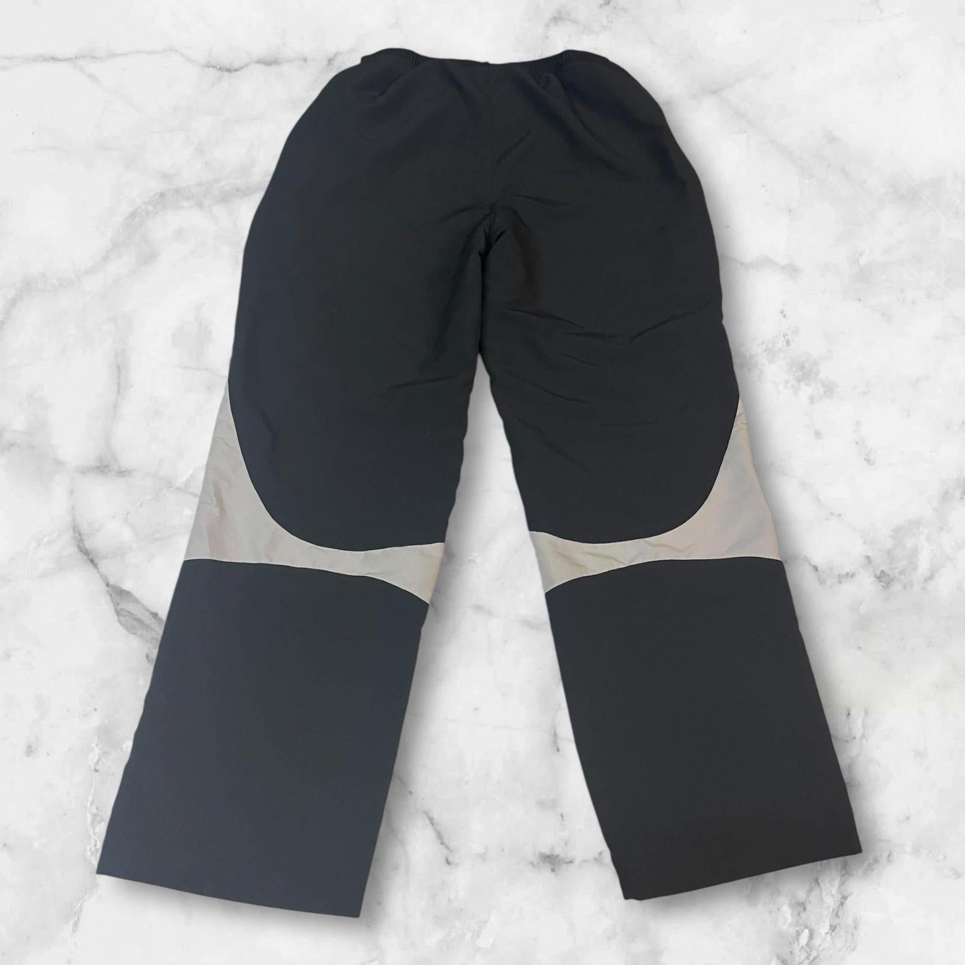 Entdecke unsere Vintage Track Pants von Nike und anderen Marken, erhältlich bei Valuxery.de - Dein Shop für trendige Vintage - Kleidung. Unsere Track Pants sind aus hochwertigen Materialien und