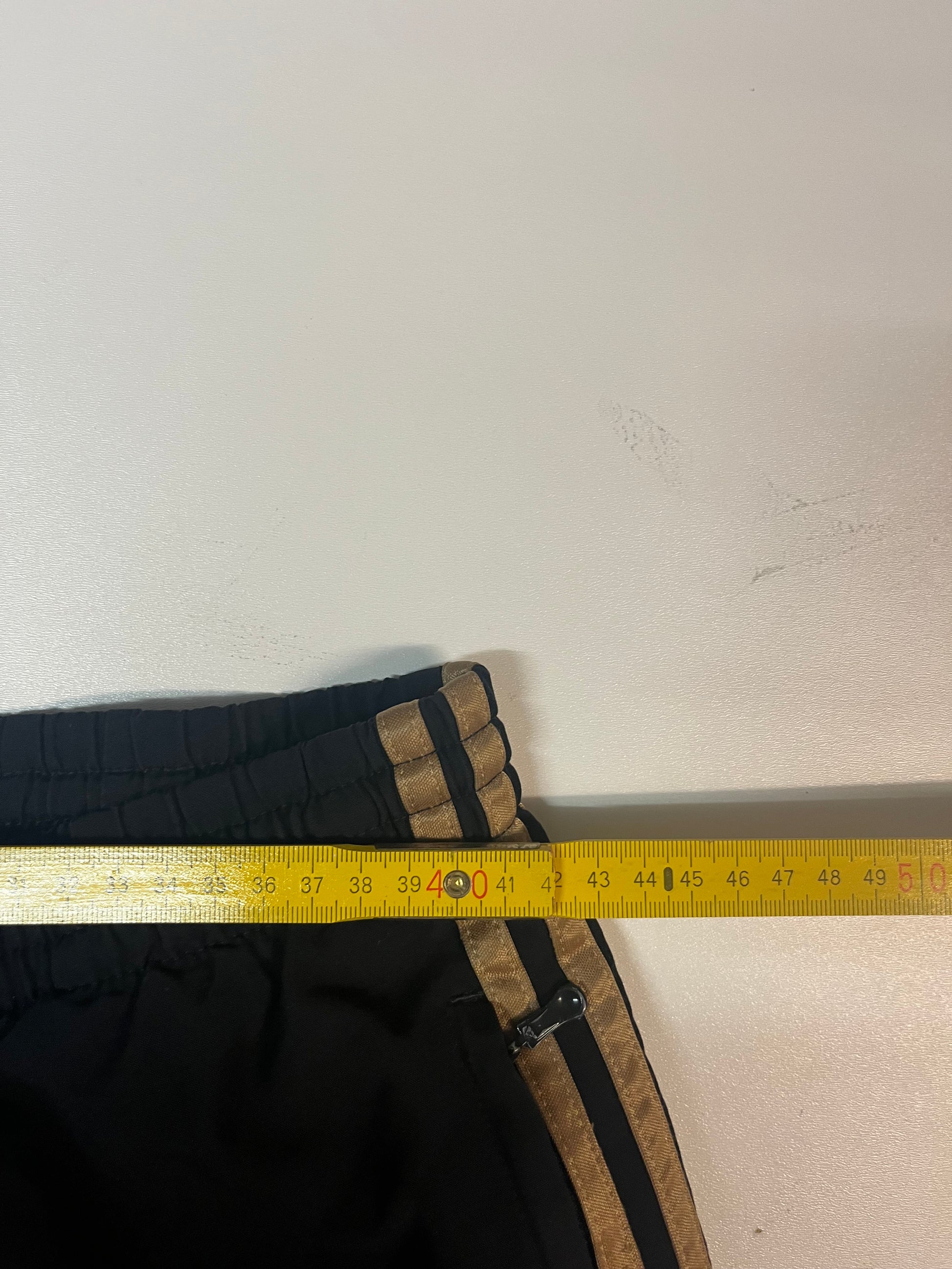 Entdecke unsere Vintage Track Pants von Nike und anderen Marken, erhältlich bei Valuxery.de - Dein Shop für trendige Vintage - Kleidung. Unsere Track Pants sind aus hochwertigen Materialien und