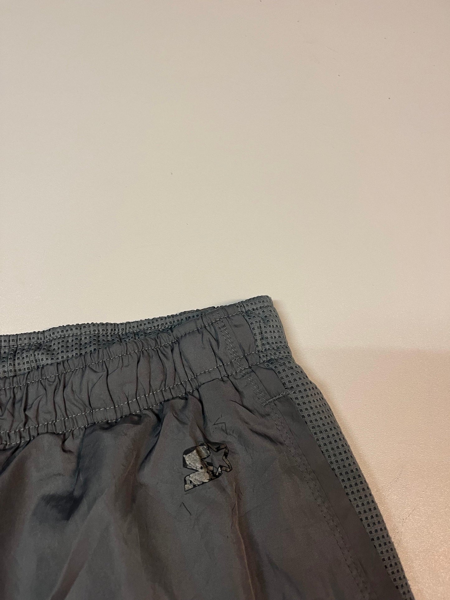 Entdecke unsere Vintage Track Pants von Nike und anderen Marken, erhältlich bei Valuxery.de - Dein Shop für trendige Vintage - Kleidung. Unsere Track Pants sind aus hochwertigen Materialien und