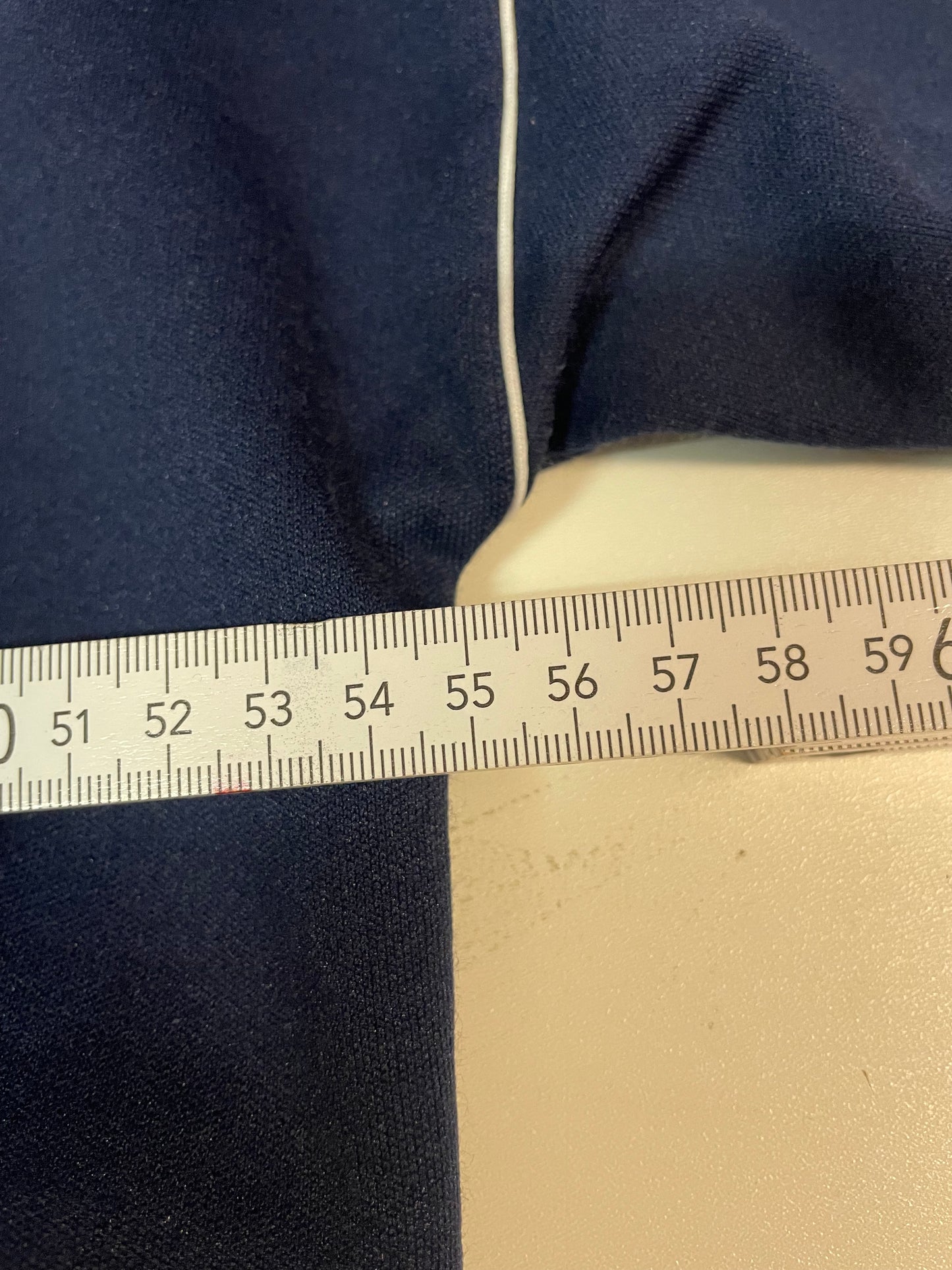 Entdecke unsere Vintage Track Pants von Nike und anderen Marken, erhältlich bei Valuxery.de - Dein Shop für trendige Vintage - Kleidung. Unsere Track Pants sind aus hochwertigen Materialien und