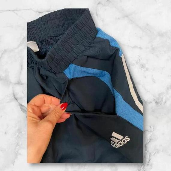 Entdecke unsere Vintage Track Pants von Nike und anderen Marken, erhältlich bei Valuxery.de - Dein Shop für trendige Vintage - Kleidung. Unsere Track Pants sind aus hochwertigen Materialien und