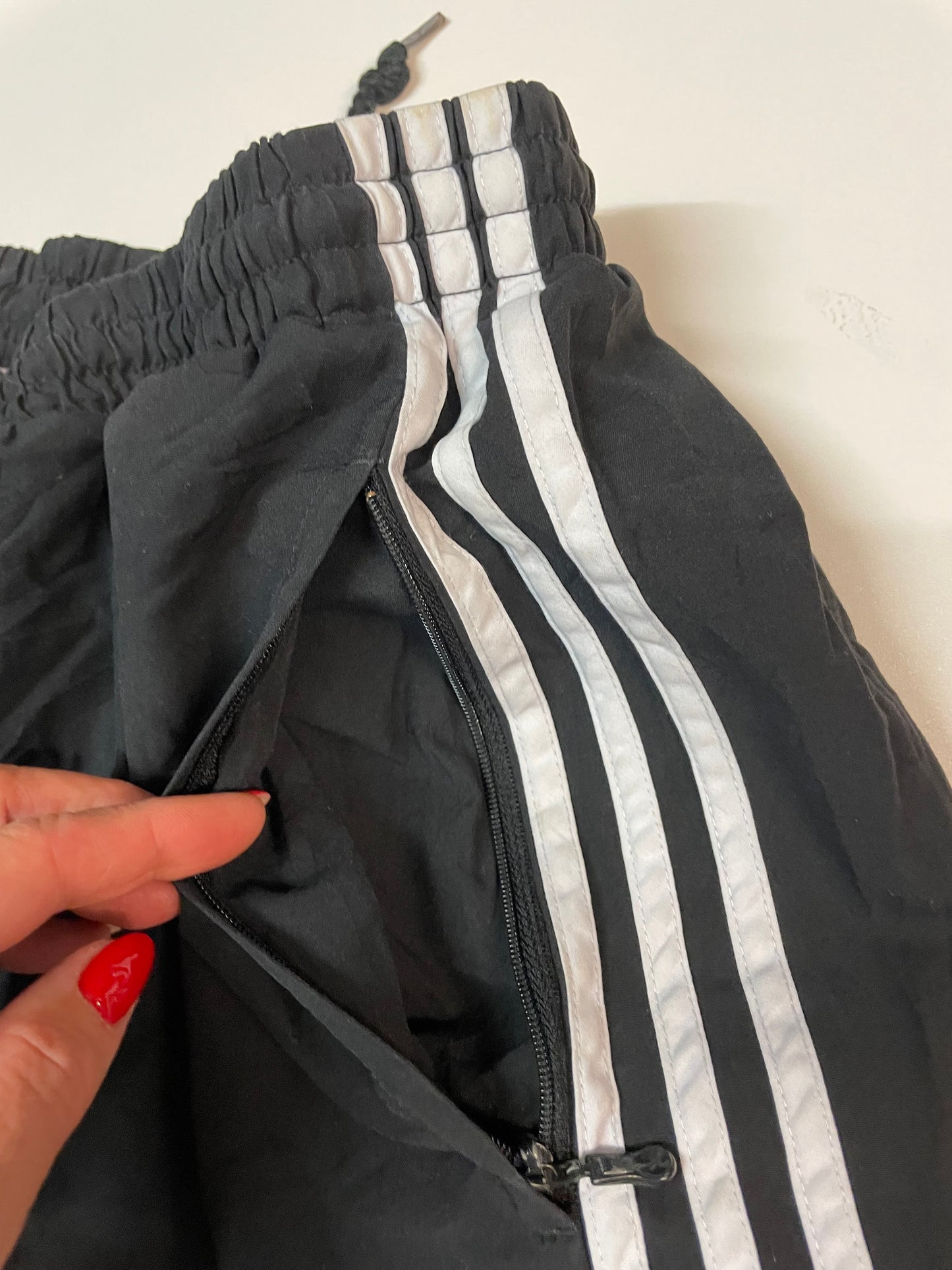 Entdecke unsere Vintage Track Pants von Nike und anderen Marken, erhältlich bei Valuxery.de - Dein Shop für trendige Vintage - Kleidung. Unsere Track Pants sind aus hochwertigen Materialien und