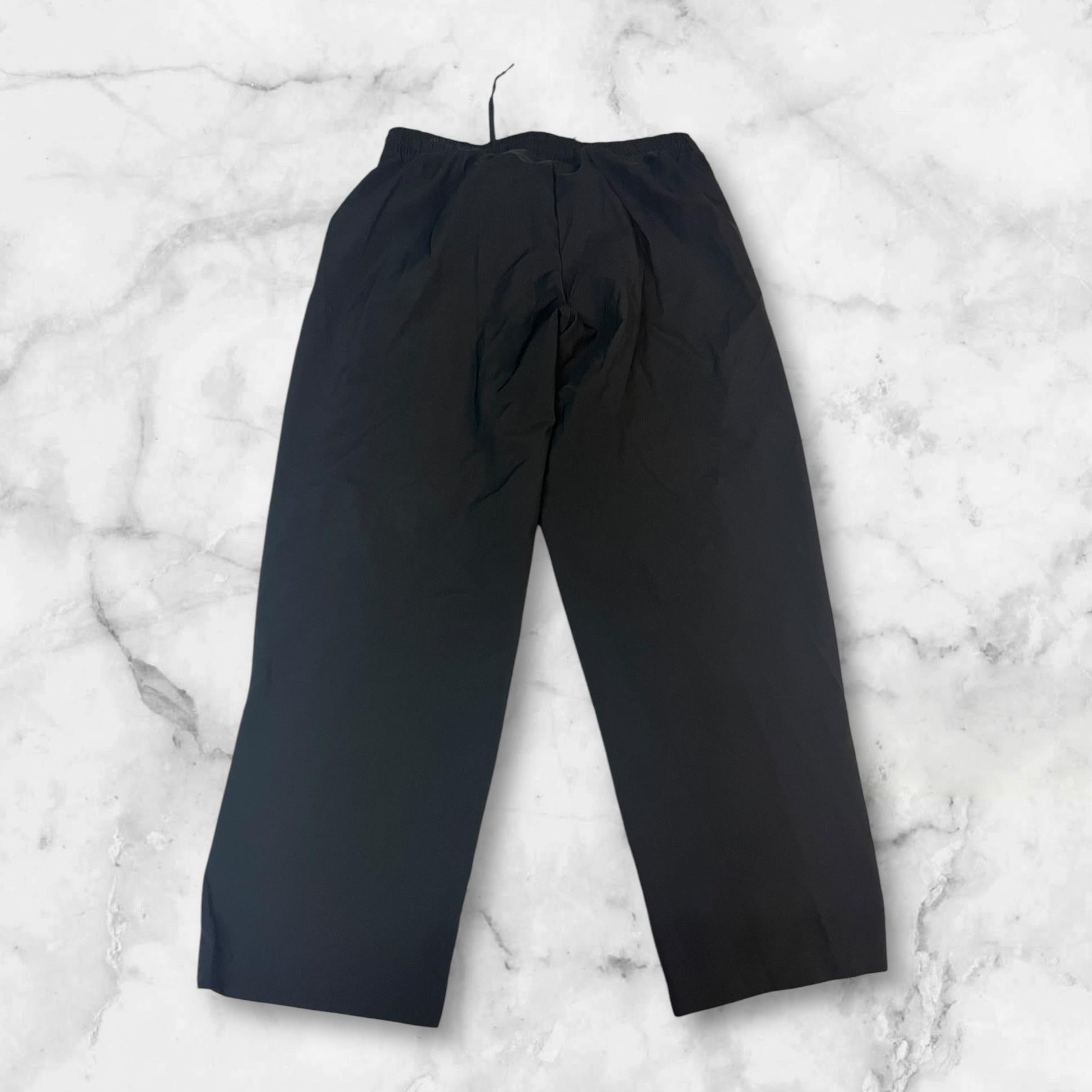 Entdecke unsere Vintage Track Pants von Nike und anderen Marken, erhältlich bei Valuxery.de - Dein Shop für trendige Vintage - Kleidung. Unsere Track Pants sind aus hochwertigen Materialien und