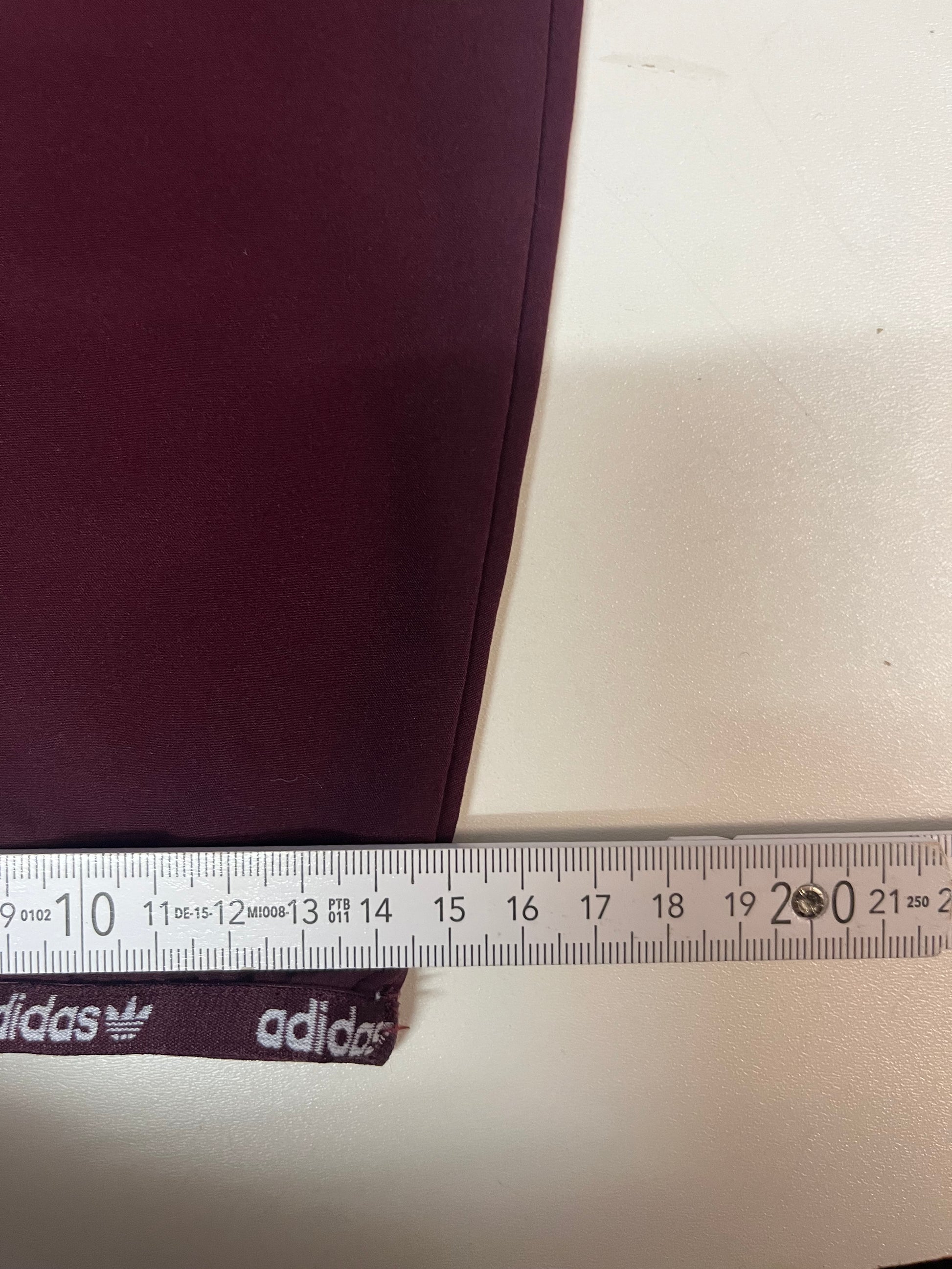 Entdecke unsere Vintage Track Pants von Nike und anderen Marken, erhältlich bei Valuxery.de - Dein Shop für trendige Vintage - Kleidung. Unsere Track Pants sind aus hochwertigen Materialien und