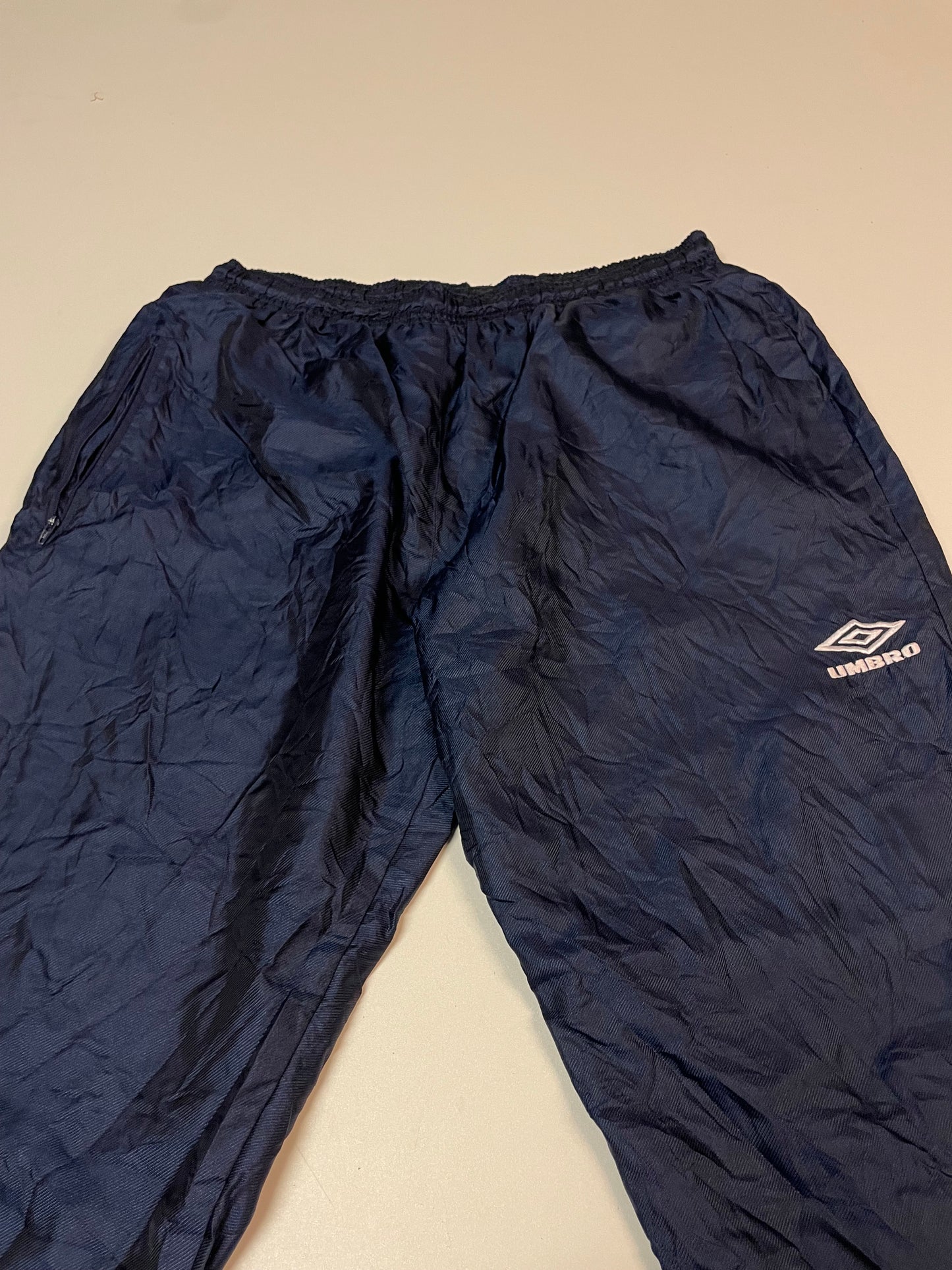 Entdecke unsere Vintage Track Pants von Nike und anderen Marken, erhältlich bei Valuxery.de - Dein Shop für trendige Vintage - Kleidung. Unsere Track Pants sind aus hochwertigen Materialien und