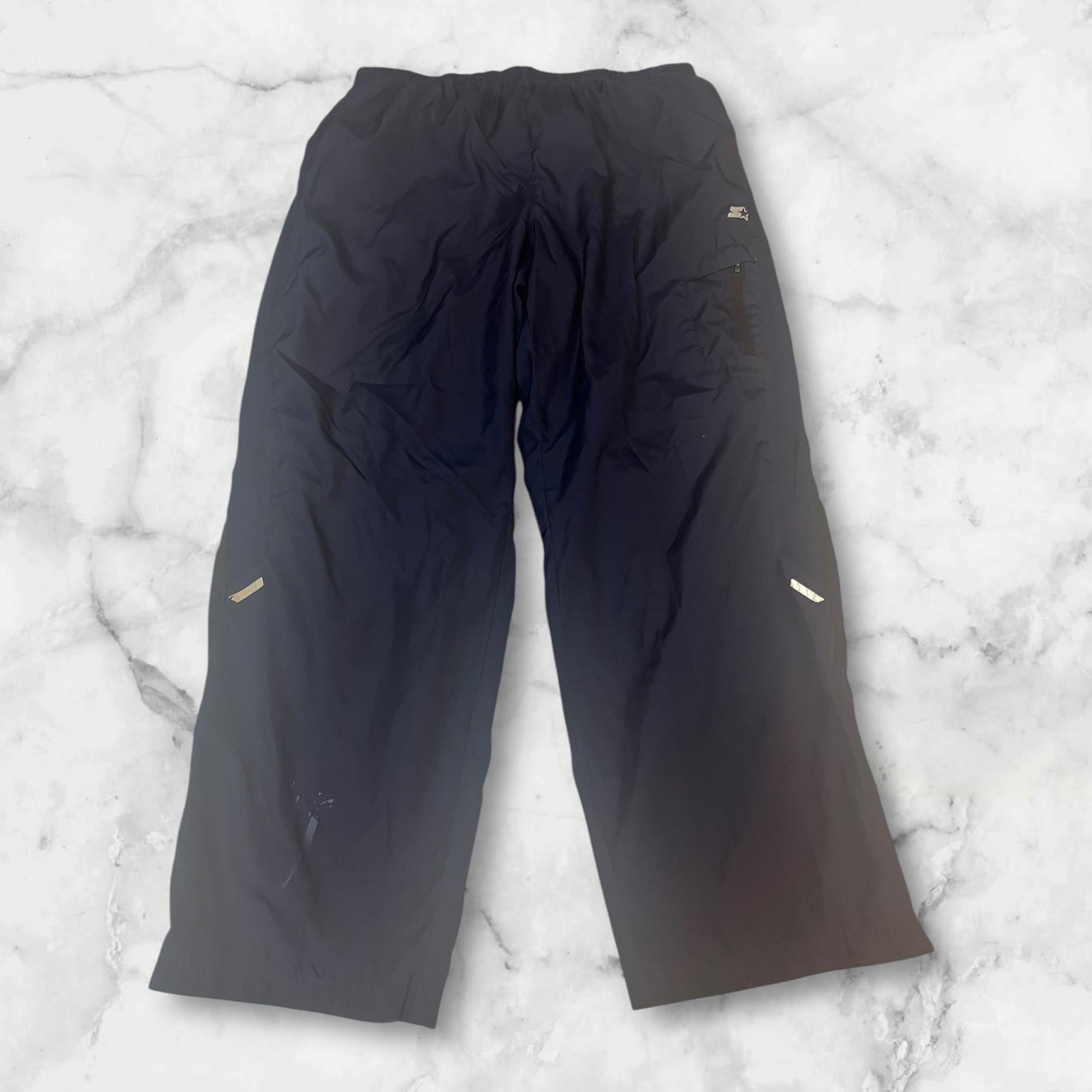 Entdecke unsere Vintage Track Pants von Nike und anderen Marken, erhältlich bei Valuxery.de - Dein Shop für trendige Vintage - Kleidung. Unsere Track Pants sind aus hochwertigen Materialien und