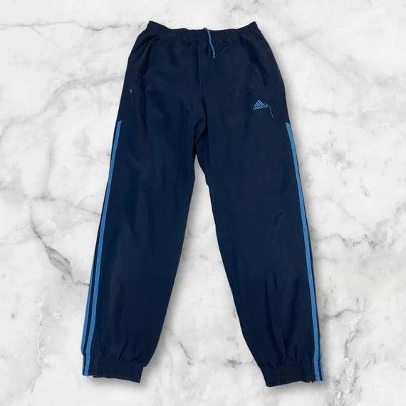 Entdecke unsere Vintage Track Pants von Nike und anderen Marken, erhältlich bei Valuxery.de - Dein Shop für trendige Vintage - Kleidung. Unsere Track Pants sind aus hochwertigen Materialien und