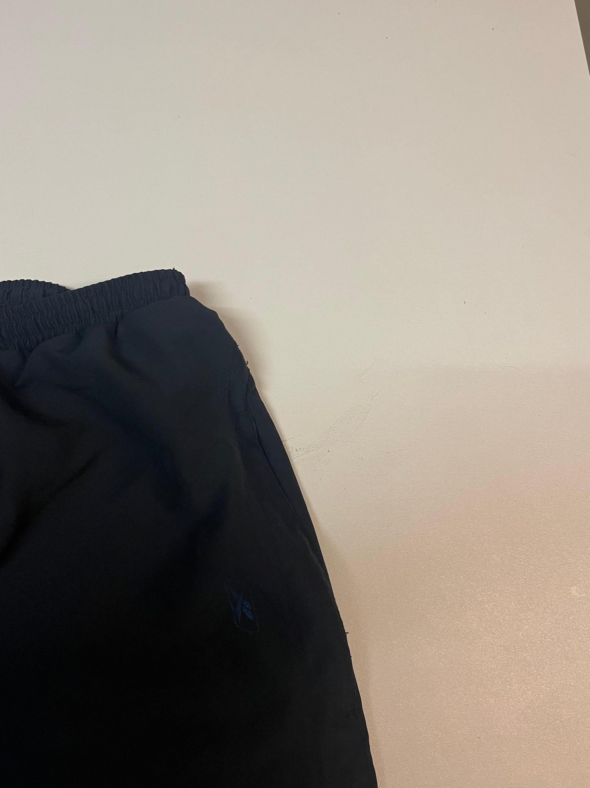 Entdecke unsere Vintage Track Pants von Nike und anderen Marken, erhältlich bei Valuxery.de - Dein Shop für trendige Vintage - Kleidung. Unsere Track Pants sind aus hochwertigen Materialien und