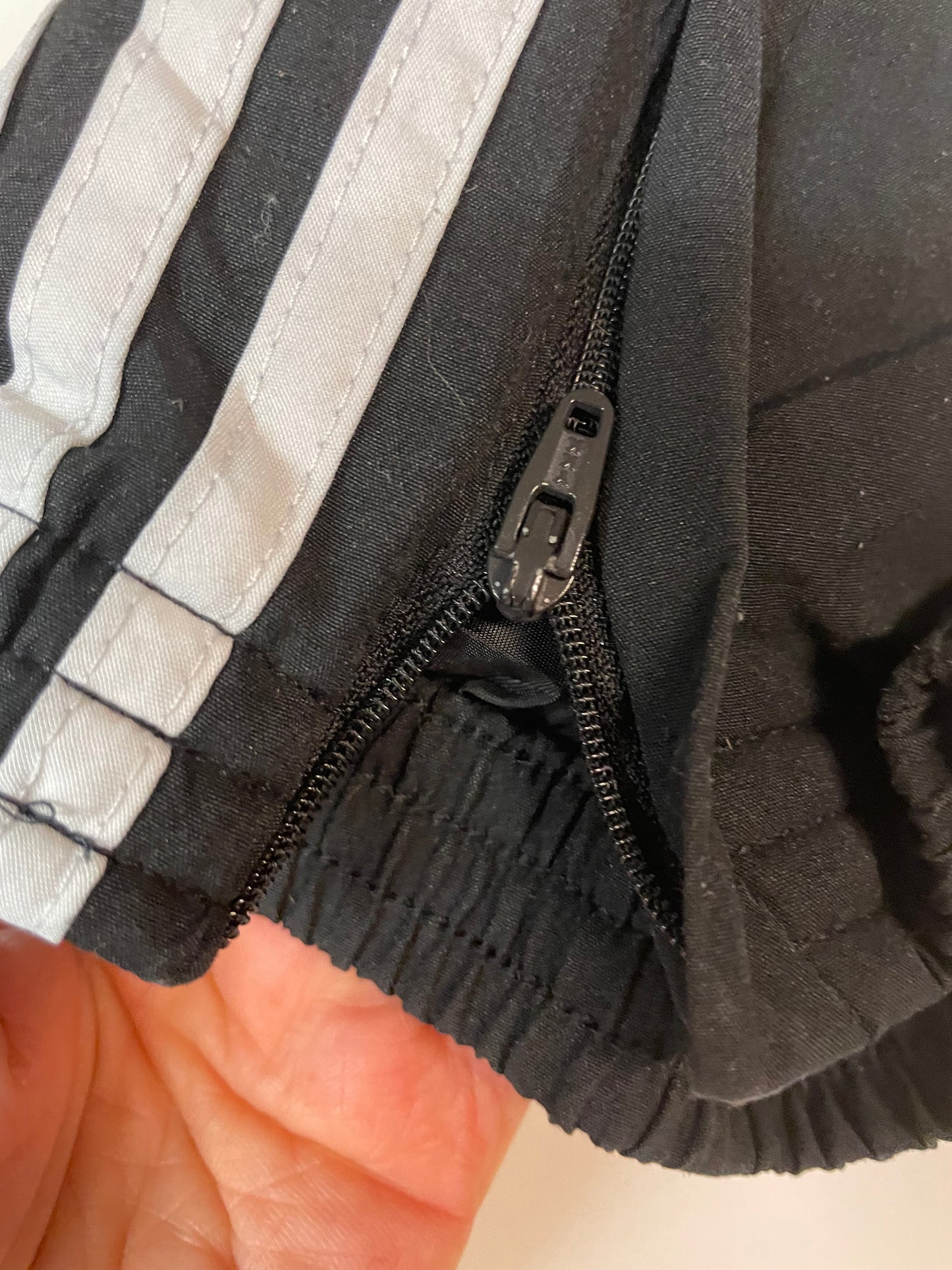 Entdecke unsere Vintage Track Pants von Nike und anderen Marken, erhältlich bei Valuxery.de - Dein Shop für trendige Vintage - Kleidung. Unsere Track Pants sind aus hochwertigen Materialien und