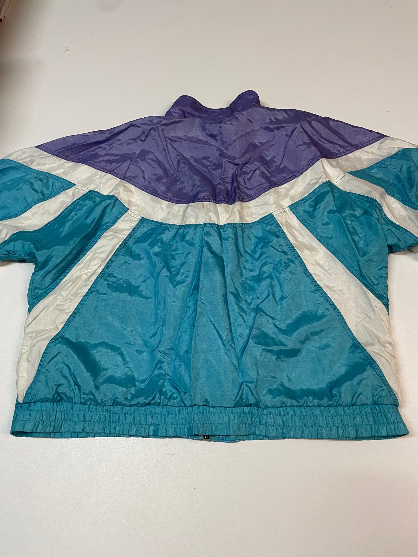 Entdecke unsere Vintage Track Pants von Nike und anderen Marken, erhältlich bei Valuxery.de - Dein Shop für trendige Vintage - Kleidung. Unsere Track Pants sind aus hochwertigen Materialien und