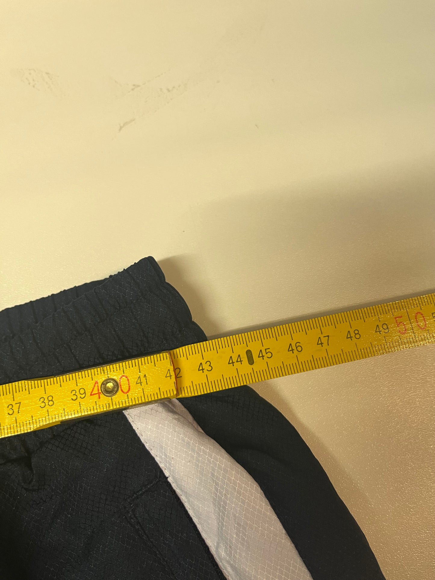 Entdecke unsere Vintage Track Pants von Nike und anderen Marken, erhältlich bei Valuxery.de - Dein Shop für trendige Vintage - Kleidung. Unsere Track Pants sind aus hochwertigen Materialien und