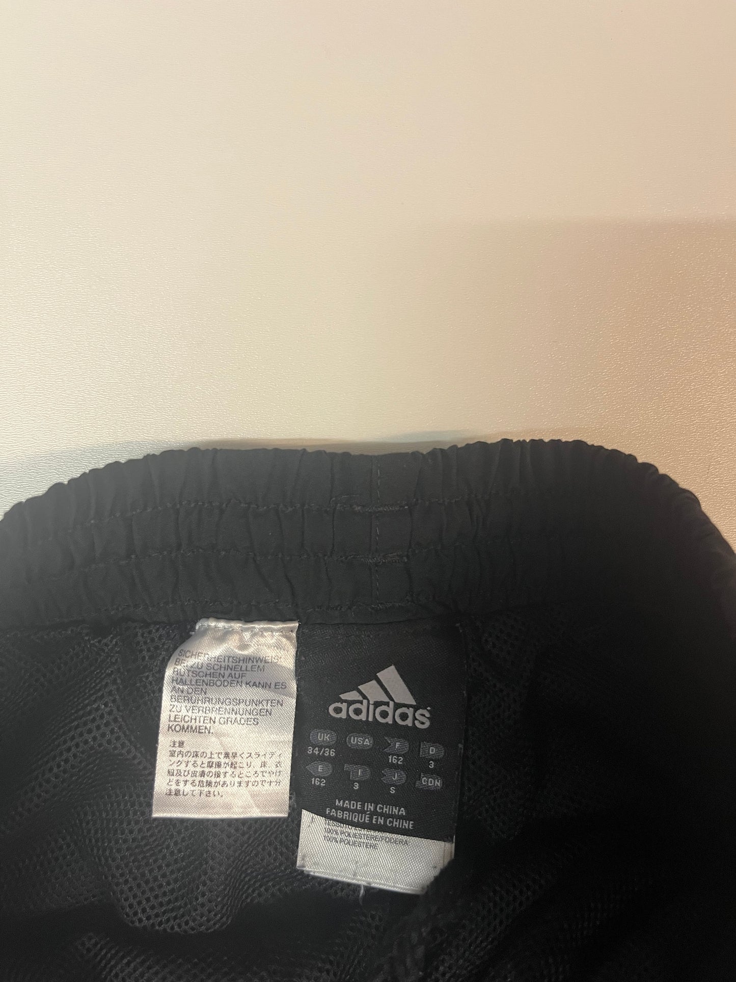 Entdecke unsere Vintage Track Pants von Nike und anderen Marken, erhältlich bei Valuxery.de - Dein Shop für trendige Vintage - Kleidung. Unsere Track Pants sind aus hochwertigen Materialien und