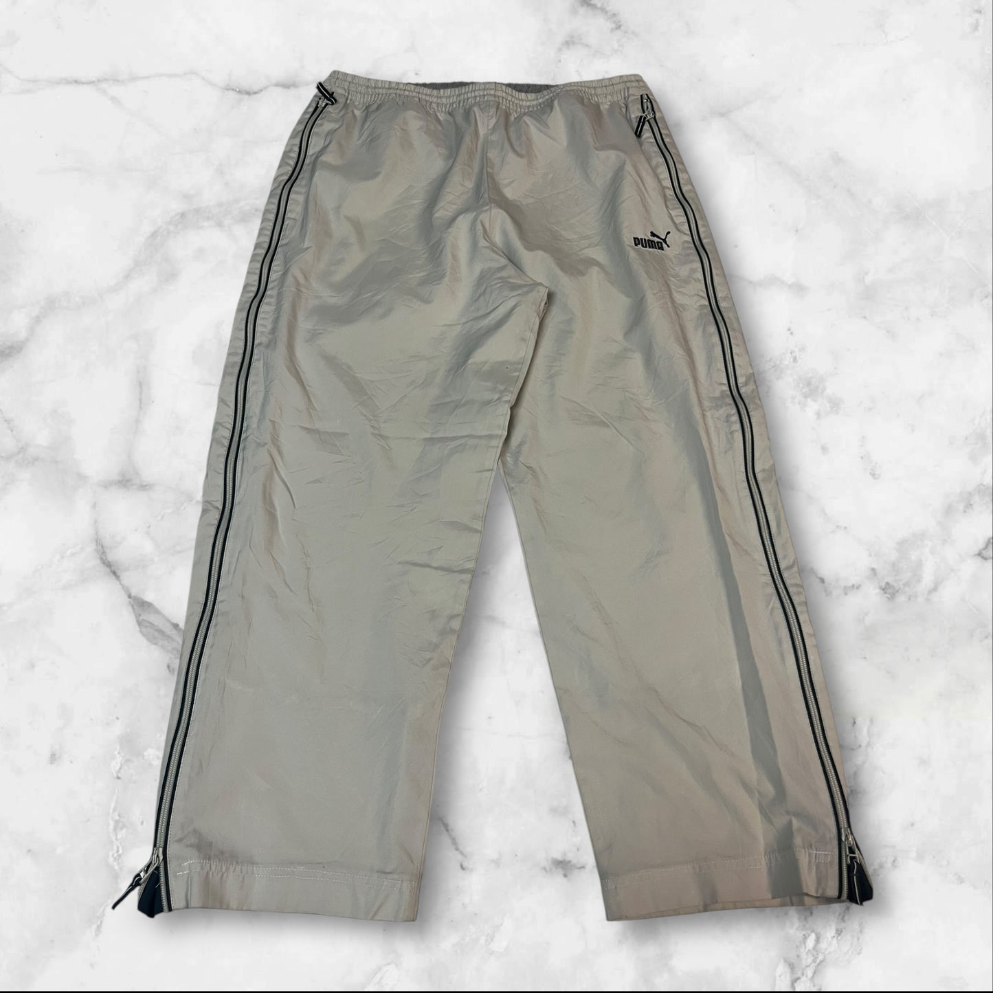 Entdecke unsere Vintage Track Pants von Nike und anderen Marken, erhältlich bei Valuxery.de - Dein Shop für trendige Vintage - Kleidung. Unsere Track Pants sind aus hochwertigen Materialien und