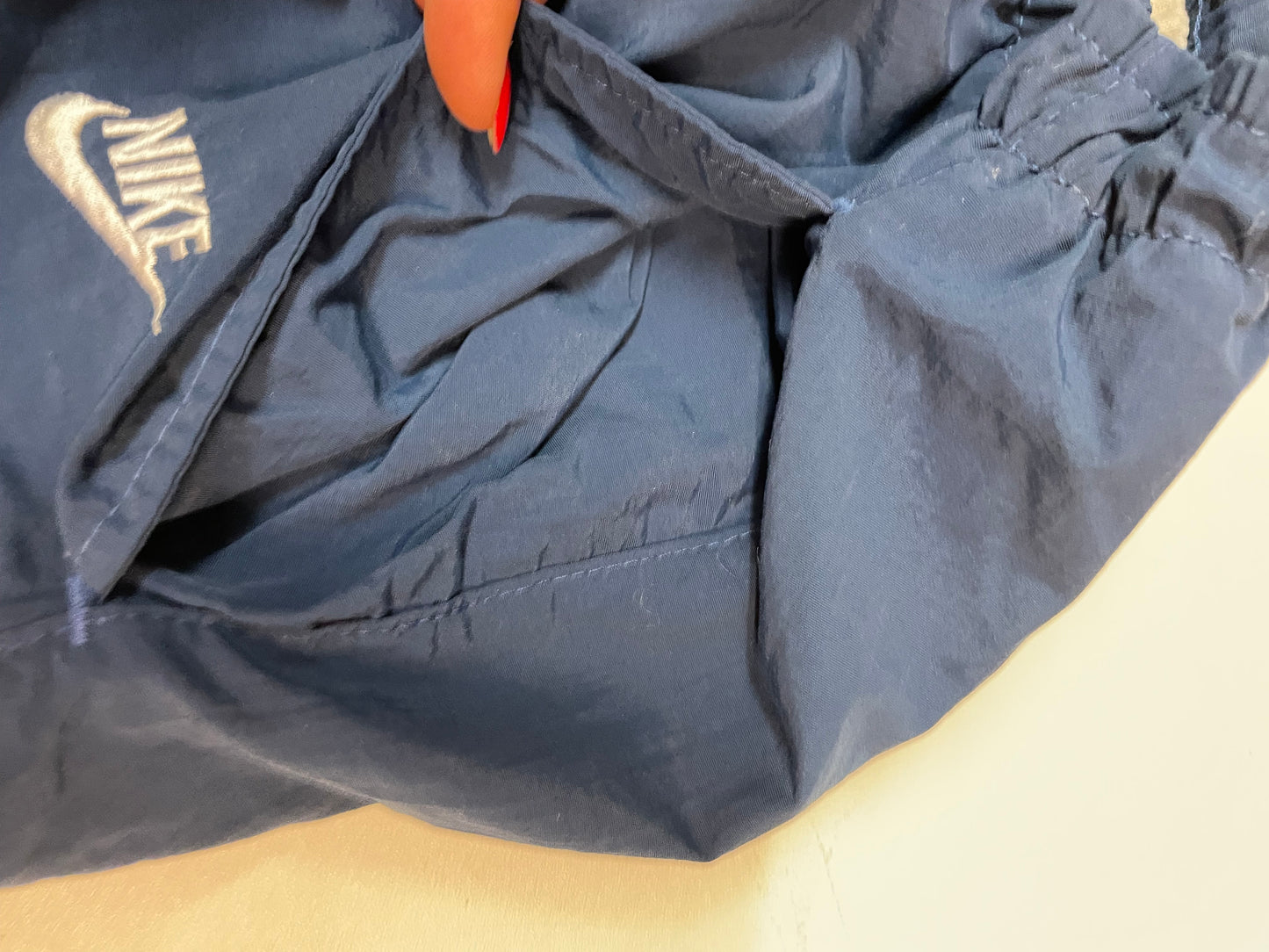 Entdecke unsere Vintage Track Pants von Nike und anderen Marken, erhältlich bei Valuxery.de - Dein Shop für trendige Vintage - Kleidung. Unsere Track Pants sind aus hochwertigen Materialien und
