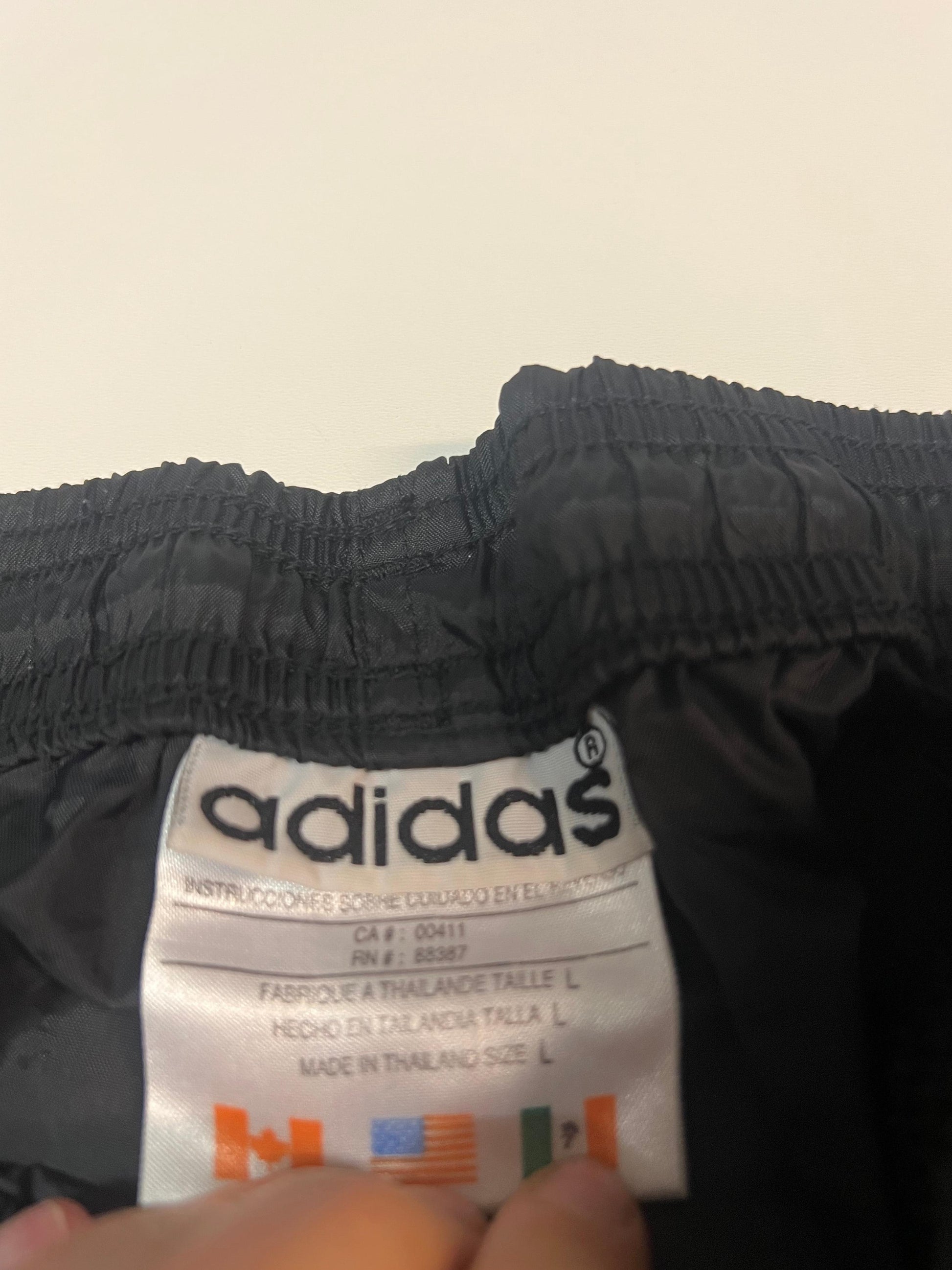 Entdecke unsere Vintage Track Pants von Nike und anderen Marken, erhältlich bei Valuxery.de - Dein Shop für trendige Vintage - Kleidung. Unsere Track Pants sind aus hochwertigen Materialien und